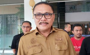 TOTABUAN.CO BOLMONG -- Penjabat Bupati Bolaang Mongondow (Bolmong) Limi Mokodompit mengimbau petani maupun pedagang tidak menjual beras ke luar daerah. Kendati saat ini stok beras masih surplus namun bila sering di luar daerah secara massive pasti akan defisit. "Saya imbau petani maupun pedagang jangan menjual beras ke luar daerah Jika kita lakukan secara massive maka saya khawatir pangan kita tidak akan cukup," kata Limi usai menghadiri Kick off gerakan pengendalian inflasi Tahun 2023 bersama BI di Hotel Sutan Raja Kotamobagu Selasa 28 Februari 2023. Limi mengaku kualitas beras Bolmong sudah terkenal sehingga tidak sedikit permintaan akan permintaan beras dari luar daerah. Seperti contoh, permintaan beras asal Bolmong ke freeport itu ditolak. Hal itu demi menjaga ketersediaan pangan di Bolmong. "Diharapkan pedagang maupun pengumpul beras jangan menjual ke luar daerah apalagi tergiur harga tinggi. Jangan sampai itu terjadi, karena ketahanan pangan akan terganggu," ujarnya. Pemerintah daerah saat ini terus gencar melakukan operasi pasar dalam rangka menjamin stabilitas harga terlebih menjelang Bulan Ramadan.  “Kita harus menjaga cadangan beras sehingga mampu memenuhi kebutuhan masyarakat," katanya. (*)