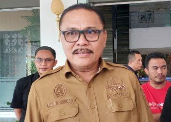TOTABUAN.CO BOLMONG -- Penjabat Bupati Bolaang Mongondow (Bolmong) Limi Mokodompit mengimbau petani maupun pedagang tidak menjual beras ke luar daerah. Kendati saat ini stok beras masih surplus namun bila sering di luar daerah secara massive pasti akan defisit. "Saya imbau petani maupun pedagang jangan menjual beras ke luar daerah Jika kita lakukan secara massive maka saya khawatir pangan kita tidak akan cukup," kata Limi usai menghadiri Kick off gerakan pengendalian inflasi Tahun 2023 bersama BI di Hotel Sutan Raja Kotamobagu Selasa 28 Februari 2023. Limi mengaku kualitas beras Bolmong sudah terkenal sehingga tidak sedikit permintaan akan permintaan beras dari luar daerah. Seperti contoh, permintaan beras asal Bolmong ke freeport itu ditolak. Hal itu demi menjaga ketersediaan pangan di Bolmong. "Diharapkan pedagang maupun pengumpul beras jangan menjual ke luar daerah apalagi tergiur harga tinggi. Jangan sampai itu terjadi, karena ketahanan pangan akan terganggu," ujarnya. Pemerintah daerah saat ini terus gencar melakukan operasi pasar dalam rangka menjamin stabilitas harga terlebih menjelang Bulan Ramadan.  “Kita harus menjaga cadangan beras sehingga mampu memenuhi kebutuhan masyarakat," katanya. (*)