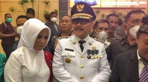 TOTABUAN.CO BOLMONG – Masa jabatan Pejabat Bupati Bolaang Mongondow (Bolmong) Limi Mokodompit tidak sampai tiga bulan lagi. Hal itu berdasarkan surat keputusan pelantikan 22 Mei 2022 lalu. Pj Bupati Limi Mokodompit dilantik Gubernur Sulut Olly Dondokambey pada 22 Mei 2022 lalu, pasca berakhir masa tugas Bupati Yasti Soepredjo Mokoagow dan Wakil Bupati Yanny Ronny Tuuk periode 2017-2022. Menteri Dalam Negeri (Mendagri) Tito Karnavian menegaskan, bahwa masa jabatan Pj kepala daerah maksimal satu tahun. Masa jabatan itu bisa diperpanjang dengan orang yang sama ataupun berbeda. Setiap tiga bulan sekali, para pj kepala daerah menyampaikan laporan pertanggungjawaban (LPJ). Hal itu yang nanti akan menjadi mekanisme evaluasi terhadap pelaksanaan tugas para Pj kepala daerah. Jika dihitung masa tugas Limi Mokodompit sebagai pj kepala daerah sejak dilantik 22 Mei 2022 lalu, sudah mencapai Sembilan bulan berjalan. Artinya jika dihitung akhir Februari 2023 ini, masa jabatannya tidak mencapai 80 hari lagi atau tidak cukup tiga bulan. Lantas apakah Limi Mokodompit masih akan mendapat kesempatan lagi dipercayakan menjabat Pj Bupati Bolmong atau akan diganti. Aktivis sekaligus pemerhati pemerintahan Robianto Suid mengatakan, perpanjangan masa jabatan Pj Kepala Daerah merupakan hak prerogatif Mendagri melalui Gubernur. Menurutnya, dari berbagai penilaian yang diikuti, kinerja Pj Bupati Bolmong Limi Mokodompit sangat memuaskan. Artinya kata Robi, Mendagri telah mengeluarkan sinyal, soal perpanjangan masa jabatan berdasarkan hasil evaluasi yang dilakukan setiap tiga bulan sekali. “Perpanjangan masa jabatan Pj. Kepala Daerah sesuai regulasi itu merupakan hak prerogatif Mendagri melalui Gubernur. Itu adalah hasil penilaian yang dilakukan. Yang saya ikuti kinerja Pj.Bupati Bolmong cukup baik,” katanya. Robi sendiri tidak memungkiri masih ada kekurangan pada kepemimpinan di masa transisi saat ini. Akan tetapi banyak juga keberhasilan yang diraih Pemkab Bolmong lewat tangan Pj Bupati Bolmong Limi Mokodompit. “Kemarin Pemkab Bolmong meraih penghargaan dari Kanwil Ditjen Perbendaharaan Provinsi Sulut. Kabupaten  Bolmong terbaik atas pengelolaan Dana Alokasi Khusus (DAK) fisik Tahun anggaran 2022. Tentu salah satu prestasi yang luar biasa dalam pengelolaan keuangan. Saya berharap Pak Limi masih menjadi pilihan gubernur untuk menjabat kembali sebagai pj kepala daerah,” katanya. Selain itu Pemkab Bolmong mendapat nilai baik dari Kemen PAN RB terkait pelayanan publik untuk dua dinas di Kabupaten Bolmong, dan masih ada lagi penghargaan yang diterima Pemkab Bolmong. (*)