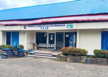 TOTABUAN.CO BOLMONG – Perusahaan Daerah Air Minum (PDAM) Bolaang Mongondow (Bolmong) selang sembilang tahun telah menerima penyertaan modal dari Pemkab Bolmong. Penyertaan modal yang diberikan itu bertujuan untuk meningkatkan pelayanan kepada masyarakat, meningkatkan pertumbuhan perekonomian daerah dan mendayagunakan aset daerah dalam rangka perlindungan dan stabilitas ekonomi masyarakat. Selain itu  menciptakan lapangan usaha, lapangan kerja dan peningkatan pendapatan asli daerah. Berdasarkan data yang ada, penyertaan modal diberikan ke PDAM sudah berlangsung sejak 2013. Itu didasari Peraturan Daerah Kabupaten Bolmong Nomor 5 tahun 2016 tentang penyertaan modal pada Perusahan Daerah Air Minum (PDAM) dan Nomor 15 tahun 2016 tentang perubahan atas Perda Nomor 5 tahun 2016. Penyertaan modal itu bersumber dari dana APBD untuk perluasan jaringan pelanggan PDAM. Berdasarkan data yang dihimpun, penyertaan modal itu diberikan sejak di masa kepemimpinan Bupati Salihi Mokodongan. Pada tahun 2013, PDAM menerima penyertaan modal sebesar Rp2.000.000.000. Pada tahun 2014 dan 2015, PDAM kembali menerima masing-masing Rp1.000.000.000. Namun di masa pemerintahan Pj Bupati Nixon Watung terjadi perubahan Perda. Pada tahun 2016, Pemkab menganggarkan paling besar yakni Rp31.166.816.000. Dan di tahun 2017, PDAM mendapat Rp3.548.597.415. Pada tahun 2019, kembali dianggarkan sebesar Rp2.250.000.00, tahun 2020 sebesar Rp4.500.000.000, kemudian tahun 2021 dianggarkan sebesar Rp5.423.970.000. Berdasarkan rekapitulasi jumlah penyertaan modal yang diterima PDAM posisi sampai dengan Desember 2021 berjumlah Rp50.000.000.000. Berujung Pemeriksaan  Jumlah penyertaan modal yang diberikan, sempat menuai kontroversi di internal PDAM. Mulai dari tidak dibayarkannya gaji karyawan hingga dugaan korupsi di perusahan tersebut hingga berujung diperiksanya Dirut PDAM Bolmong yang dijabat Hasni Wantasen waktu itu. Hasni diperiksa di ruangan unit IV Tipikor Polres Bolmong saat masih satu Polres saat itu. Selain Hasni sejumlah karyawan ikut diperiksa. Kasus dugaan korupsi yang terjadi di PDAM Bolmong terus diseriusi penyidik dari unit Tindak Pidana Korupsi (Tipidkor) Polres Bolmong. Mantan Kepala Inspektorat Bolmong Abdul Latief juga dimintai keterangan. Begitu juga dengan Kabag keuangan PDAM Muhamad Renti tidak lepas dari pemeriksaan penyidik terkait dengan pengelolaan keuangan di perusahan air minum itu. Pemeriksaan itu terkait laporan dugaan penyimpangan pengelolaan keuangan perusahaan yang berbuntut aksi mogok kerja ratusan karyawan PDAM yang menuntut gaji mereka. (*)