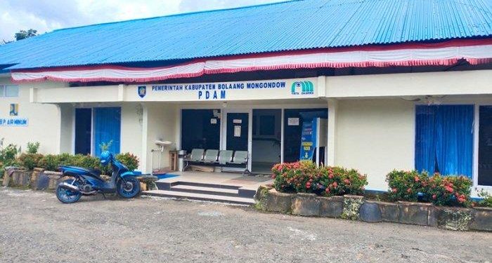 TOTABUAN.CO BOLMONG – Perusahaan Daerah Air Minum (PDAM) Bolaang Mongondow (Bolmong) selang sembilang tahun telah menerima penyertaan modal dari Pemkab Bolmong. Penyertaan modal yang diberikan itu bertujuan untuk meningkatkan pelayanan kepada masyarakat, meningkatkan pertumbuhan perekonomian daerah dan mendayagunakan aset daerah dalam rangka perlindungan dan stabilitas ekonomi masyarakat. Selain itu  menciptakan lapangan usaha, lapangan kerja dan peningkatan pendapatan asli daerah. Berdasarkan data yang ada, penyertaan modal diberikan ke PDAM sudah berlangsung sejak 2013. Itu didasari Peraturan Daerah Kabupaten Bolmong Nomor 5 tahun 2016 tentang penyertaan modal pada Perusahan Daerah Air Minum (PDAM) dan Nomor 15 tahun 2016 tentang perubahan atas Perda Nomor 5 tahun 2016. Penyertaan modal itu bersumber dari dana APBD untuk perluasan jaringan pelanggan PDAM. Berdasarkan data yang dihimpun, penyertaan modal itu diberikan sejak di masa kepemimpinan Bupati Salihi Mokodongan. Pada tahun 2013, PDAM menerima penyertaan modal sebesar Rp2.000.000.000. Pada tahun 2014 dan 2015, PDAM kembali menerima masing-masing Rp1.000.000.000. Namun di masa pemerintahan Pj Bupati Nixon Watung terjadi perubahan Perda. Pada tahun 2016, Pemkab menganggarkan paling besar yakni Rp31.166.816.000. Dan di tahun 2017, PDAM mendapat Rp3.548.597.415. Pada tahun 2019, kembali dianggarkan sebesar Rp2.250.000.00, tahun 2020 sebesar Rp4.500.000.000, kemudian tahun 2021 dianggarkan sebesar Rp5.423.970.000. Berdasarkan rekapitulasi jumlah penyertaan modal yang diterima PDAM posisi sampai dengan Desember 2021 berjumlah Rp50.000.000.000. Berujung Pemeriksaan  Jumlah penyertaan modal yang diberikan, sempat menuai kontroversi di internal PDAM. Mulai dari tidak dibayarkannya gaji karyawan hingga dugaan korupsi di perusahan tersebut hingga berujung diperiksanya Dirut PDAM Bolmong yang dijabat Hasni Wantasen waktu itu. Hasni diperiksa di ruangan unit IV Tipikor Polres Bolmong saat masih satu Polres saat itu. Selain Hasni sejumlah karyawan ikut diperiksa. Kasus dugaan korupsi yang terjadi di PDAM Bolmong terus diseriusi penyidik dari unit Tindak Pidana Korupsi (Tipidkor) Polres Bolmong. Mantan Kepala Inspektorat Bolmong Abdul Latief juga dimintai keterangan. Begitu juga dengan Kabag keuangan PDAM Muhamad Renti tidak lepas dari pemeriksaan penyidik terkait dengan pengelolaan keuangan di perusahan air minum itu. Pemeriksaan itu terkait laporan dugaan penyimpangan pengelolaan keuangan perusahaan yang berbuntut aksi mogok kerja ratusan karyawan PDAM yang menuntut gaji mereka. (*)