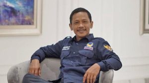 TOTABUAN.CO POLITIK - Partai NasDem telah resmi mengajukan daftar bakal calon anggota Dewan Perwakilan Rakyat Daerah (DPRD) Kabupaten Bolaang Mongondow Selatan (Bolsel) untuk Pemilu Tahun 2024 yang telah dibuka sejak 11 Mei sampai dengan 14 Mei 2023 lalu. Ketua DPC NasDem Bolsel, Mohamad Paputungan mengatakan ada 20 orang bakala Caleg yang didaftarkan dengan keterwakilan kader perempuan sebanyak 30 persen atau 7 orang. Kendati mesti ada perubahan nantinya, Ia mengaku Partai Nasdem tidak mengalami kesulitan menentukan nama-nama kader yang bakal menyalonkan diri. Mohamad menargetkan partainya merebut 2 kursi di setiap Dapil, sehingga total target 6 kursi. “Semua orang punya impian. Di Pileg 2024 ini, Partai Nasdem targetkan 6 kursi. Setiap Dapil kita targetkan 2 kursi” ujarnya.