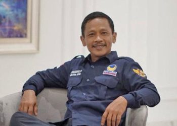 TOTABUAN.CO POLITIK - Partai NasDem telah resmi mengajukan daftar bakal calon anggota Dewan Perwakilan Rakyat Daerah (DPRD) Kabupaten Bolaang Mongondow Selatan (Bolsel) untuk Pemilu Tahun 2024 yang telah dibuka sejak 11 Mei sampai dengan 14 Mei 2023 lalu. Ketua DPC NasDem Bolsel, Mohamad Paputungan mengatakan ada 20 orang bakala Caleg yang didaftarkan dengan keterwakilan kader perempuan sebanyak 30 persen atau 7 orang. Kendati mesti ada perubahan nantinya, Ia mengaku Partai Nasdem tidak mengalami kesulitan menentukan nama-nama kader yang bakal menyalonkan diri. Mohamad menargetkan partainya merebut 2 kursi di setiap Dapil, sehingga total target 6 kursi. “Semua orang punya impian. Di Pileg 2024 ini, Partai Nasdem targetkan 6 kursi. Setiap Dapil kita targetkan 2 kursi” ujarnya.