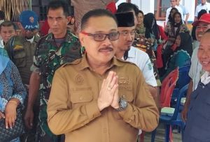 TOTABUAN.CO BOLMONG – Masa jabatan Pejabat Bupati Bolmong Limi Mokodompit sudah akan berakhir pada Senin 22 Mei 2023. Kendati demikian, belum diketahui apakah masa perpanjang jabatan tersebut tetap orang yang sama atau diganti. Kepala Bagian Tata Usaha Pimpinan (TUP) Bolmong Irmansyah Makalalag mengatakan, hingga kini belum menerima surat terkait pelantikan penjabat bupati. “Belum ada dan masih menunggu,” kata dia ketika dikonfirmasi Sabtu 20 Mei 2023. Kepala Dinas Kominfo Ma’rief Mokodompit pun mengaku demikian. “Belum  tahu dan masih menunggu informasi selanjutnya,” ucapnya. Masa jabatan Pj Bupati Bolmong Limi Mokodompit berdasarkan surat keputusan (SK) Menteri Dalam Negeri  Tito Karnavian selama satu tahun. Kepala Dinas Lingkungan Hidup (DLH) Provinsi Sulut itu dilantik dan diambil sumpah janji oleh Gubernur Sulut Olly Dondokambey pada 22 Mei 2022 lalu bersama dengan Pj Bupati Kepulauan Sangihe dr RInny Tamuntuan. Limi dilantik untuk mengisi kekosongan pemerintahan di Kabupaten Bolmong setelah masa jabatan Bupati Yasti Soepredjo Mokoagow dan Wakil Bupati Yanny Ronny Tuuk berakhir. (*)