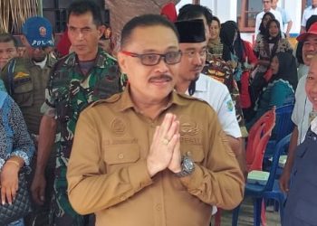 TOTABUAN.CO BOLMONG – Masa jabatan Pejabat Bupati Bolmong Limi Mokodompit sudah akan berakhir pada Senin 22 Mei 2023. Kendati demikian, belum diketahui apakah masa perpanjang jabatan tersebut tetap orang yang sama atau diganti. Kepala Bagian Tata Usaha Pimpinan (TUP) Bolmong Irmansyah Makalalag mengatakan, hingga kini belum menerima surat terkait pelantikan penjabat bupati. “Belum ada dan masih menunggu,” kata dia ketika dikonfirmasi Sabtu 20 Mei 2023. Kepala Dinas Kominfo Ma’rief Mokodompit pun mengaku demikian. “Belum  tahu dan masih menunggu informasi selanjutnya,” ucapnya. Masa jabatan Pj Bupati Bolmong Limi Mokodompit berdasarkan surat keputusan (SK) Menteri Dalam Negeri  Tito Karnavian selama satu tahun. Kepala Dinas Lingkungan Hidup (DLH) Provinsi Sulut itu dilantik dan diambil sumpah janji oleh Gubernur Sulut Olly Dondokambey pada 22 Mei 2022 lalu bersama dengan Pj Bupati Kepulauan Sangihe dr RInny Tamuntuan. Limi dilantik untuk mengisi kekosongan pemerintahan di Kabupaten Bolmong setelah masa jabatan Bupati Yasti Soepredjo Mokoagow dan Wakil Bupati Yanny Ronny Tuuk berakhir. (*)