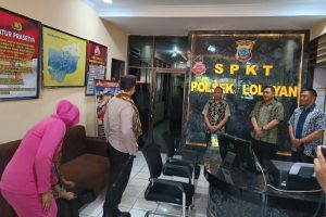 TOTABUAN.CO BOLMONG -- Kapolres Kotamobagu AKBP Dasveri Abdi meresmikan ruang SPKT Polsek Lolayan Kecamatan Lolayan Senin 29 Mei 2023. Peresmian ini turut juga dirangkaikan dengan penanaman pohon durian di halaman kantor Polsek Lolayan. Usai peresmian, Kapolres Kotamobagu AKBP Dasveri Abdi memberikan apresiasi atas kantor Polsek yang menyediakan tempat bermain anak. “Semua pelayanan kepada masyarakat dilakukan secara humanis dan profesional sehingga terwujud pelayanan prima Kepolisian di masyarakat,” ujar Dasveri. Dasveri mendorong setiap Polsek untuk terus  meningkatkan mutu dalam memberikan pelayanan kepada masyarakat. “Pelayanan kepada masyarakat dengan lebih humanis dan profesional agar masyarakat merasa puas atas pelayanan di setiap Polsek maupun Polres," ujarnya. Selain bentuk pelayanan yang lebih humanis, di setiap Polsek juga memberikan fasilitas bagi masyarakat. Bukan hanya tempat bermain anak, juga fasilitas kepada penyandang disabilitas serta bagi ibu yang hendak menyusui. Sebagaimana pasal 4 UU Nomor 25 Tahun 2009  tentang Pelayanan Publik yang menetapkan bahwa asas penyelenggaraan pelayanan publik harus mempertimbangkan kesamaan hak, perlakuan yang sama atau tidak diskriminatif. Ia mengatakan bahwa renovasi ini adalah kegiatan yang harus dilakukan saat pertama kali menginjakan kaki. "Bila pelayanan baik maka segala solusi yang ada di Kecamatan Lolayan bisa terpecahkan dan diselesaikan," ucapnya. Kapolsek Lolayan Ajun Komisaris Polisi Hadi Siswanto mengucapkan terima kasih atas dukungan dari Kapolres. “Terima kasih atas dukungan dari Bapak Kapolres. Karena dengan dukungan beliau, renovasi ini berjalan lancar,” kata Hadi. Ia mengatakan, tugas pertama kali bertugas di Polsek Lolayan, yakni membenahi ruang SPKT agar pelayanan maksimal. Sebelumnya disela-sela acara tersebut dilakukan penanaman pohon durian di halaman kantor Polsek Lolayan.(*)