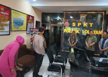 TOTABUAN.CO BOLMONG -- Kapolres Kotamobagu AKBP Dasveri Abdi meresmikan ruang SPKT Polsek Lolayan Kecamatan Lolayan Senin 29 Mei 2023. Peresmian ini turut juga dirangkaikan dengan penanaman pohon durian di halaman kantor Polsek Lolayan. Usai peresmian, Kapolres Kotamobagu AKBP Dasveri Abdi memberikan apresiasi atas kantor Polsek yang menyediakan tempat bermain anak. “Semua pelayanan kepada masyarakat dilakukan secara humanis dan profesional sehingga terwujud pelayanan prima Kepolisian di masyarakat,” ujar Dasveri. Dasveri mendorong setiap Polsek untuk terus  meningkatkan mutu dalam memberikan pelayanan kepada masyarakat. “Pelayanan kepada masyarakat dengan lebih humanis dan profesional agar masyarakat merasa puas atas pelayanan di setiap Polsek maupun Polres," ujarnya. Selain bentuk pelayanan yang lebih humanis, di setiap Polsek juga memberikan fasilitas bagi masyarakat. Bukan hanya tempat bermain anak, juga fasilitas kepada penyandang disabilitas serta bagi ibu yang hendak menyusui. Sebagaimana pasal 4 UU Nomor 25 Tahun 2009  tentang Pelayanan Publik yang menetapkan bahwa asas penyelenggaraan pelayanan publik harus mempertimbangkan kesamaan hak, perlakuan yang sama atau tidak diskriminatif. Ia mengatakan bahwa renovasi ini adalah kegiatan yang harus dilakukan saat pertama kali menginjakan kaki. "Bila pelayanan baik maka segala solusi yang ada di Kecamatan Lolayan bisa terpecahkan dan diselesaikan," ucapnya. Kapolsek Lolayan Ajun Komisaris Polisi Hadi Siswanto mengucapkan terima kasih atas dukungan dari Kapolres. “Terima kasih atas dukungan dari Bapak Kapolres. Karena dengan dukungan beliau, renovasi ini berjalan lancar,” kata Hadi. Ia mengatakan, tugas pertama kali bertugas di Polsek Lolayan, yakni membenahi ruang SPKT agar pelayanan maksimal. Sebelumnya disela-sela acara tersebut dilakukan penanaman pohon durian di halaman kantor Polsek Lolayan.(*)