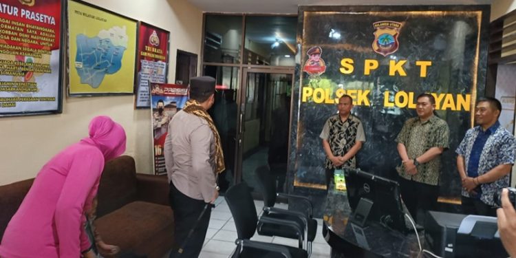 TOTABUAN.CO BOLMONG -- Kapolres Kotamobagu AKBP Dasveri Abdi meresmikan ruang SPKT Polsek Lolayan Kecamatan Lolayan Senin 29 Mei 2023. Peresmian ini turut juga dirangkaikan dengan penanaman pohon durian di halaman kantor Polsek Lolayan. Usai peresmian, Kapolres Kotamobagu AKBP Dasveri Abdi memberikan apresiasi atas kantor Polsek yang menyediakan tempat bermain anak. “Semua pelayanan kepada masyarakat dilakukan secara humanis dan profesional sehingga terwujud pelayanan prima Kepolisian di masyarakat,” ujar Dasveri. Dasveri mendorong setiap Polsek untuk terus  meningkatkan mutu dalam memberikan pelayanan kepada masyarakat. “Pelayanan kepada masyarakat dengan lebih humanis dan profesional agar masyarakat merasa puas atas pelayanan di setiap Polsek maupun Polres," ujarnya. Selain bentuk pelayanan yang lebih humanis, di setiap Polsek juga memberikan fasilitas bagi masyarakat. Bukan hanya tempat bermain anak, juga fasilitas kepada penyandang disabilitas serta bagi ibu yang hendak menyusui. Sebagaimana pasal 4 UU Nomor 25 Tahun 2009  tentang Pelayanan Publik yang menetapkan bahwa asas penyelenggaraan pelayanan publik harus mempertimbangkan kesamaan hak, perlakuan yang sama atau tidak diskriminatif. Ia mengatakan bahwa renovasi ini adalah kegiatan yang harus dilakukan saat pertama kali menginjakan kaki. "Bila pelayanan baik maka segala solusi yang ada di Kecamatan Lolayan bisa terpecahkan dan diselesaikan," ucapnya. Kapolsek Lolayan Ajun Komisaris Polisi Hadi Siswanto mengucapkan terima kasih atas dukungan dari Kapolres. “Terima kasih atas dukungan dari Bapak Kapolres. Karena dengan dukungan beliau, renovasi ini berjalan lancar,” kata Hadi. Ia mengatakan, tugas pertama kali bertugas di Polsek Lolayan, yakni membenahi ruang SPKT agar pelayanan maksimal. Sebelumnya disela-sela acara tersebut dilakukan penanaman pohon durian di halaman kantor Polsek Lolayan.(*)