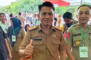 TOTABUAN.CO BOLMONG – Kursi jabatan Sekretaris Daerah (Sekda) Kabupaten Bolaang Mongondow (Bolmong) kini mulai ramai dibicarakan di kalangan ASN. Hal itu menyusul, rencana kepindahan Sekda Tahlis Gallang  sebagai ASN ke Pemprov Sulut.     Sekda Bolmong Tahlis Gallang diketahui telah selesai mengikuti job fit bersama dengan para pejabat lainnya pekan lalu. Jika tidak ada aral melintang, Mantan Sekda Kabupaten Bolaang Mongondow Selatan (Bolsel) dan Kota Kotamobagu ini tidak lama lagi berpindah status sebagai ASN Pemprov Sulut. Kendati masih menjabat sebagai Sekda Bolmong, namun, figur-figur dinilai layak untuk mengganti posisinya kini mulai ramai dibicarakan. Setidaknya terdapat tujuh figur di Kabupaten Bolmong yang telah memenuhi syarat secara umum. Salah satunya sudah berada di jenjang pangkat pembina utama muda atau golongan ruang IV/c. Selain itu sudah pernah mengikuti Diklatpim Tingkat II, dan  atau pernah menduduki sekurang-kurangnya dua kali dalam jabatan pimpinan tinggi pratama (eselon II) yang berbeda secara kumulatif. Lantas siapa ketujuh figur yang dinilai layak diusulkan menggantikan lulusan IPDN angkatan ke-V itu ?. Mereka adalah Kepala Dinas Pendidikan Renti Mokoginta, Kepala Dinas Perdagangan dan ESDM Ramlah Mokodongan, Kepala Dinas, Kepala Dinas Penanaman Modal dan Pelayanan Terpadu Satu Pintu Fyfianny Soepredjo, Kepala Badan Kesbangpol Chris Kamasaan, Kepala BKPP Umarudin Amba, Kepala Inspektorat Rio Lombone, Asisten III Ashari Sugeha dan Kepala Dinas Ketahanan Pangan I Wayan Mudiyasa. Berdasarkan syarat umum, Ketujuh figur ini, dinilai layak masuk dalam syarat umum untuk diusulkan kendati hanya dua atau tiga figur yang akan diusulkan. Wakil Ketua DPRD Bolmong Sulhan Manggarani mengatakan, perlu analisa matang untuk menentukan siapa pengganti Sekda Tahlis Gallang. Pasalnya, sosok tersebut dinilai tahu betul seluk beluk permasalahan yang ada di Kabupaten Bolmong. "Yang tidak kalah penting itu harus berpengalaman dan memahami kompleksitas masalah lingkungan dan kebutuhan warga Bolmong," ujar Sulhan. Meski tak ada aturan tertulis soal keharusan sosok figur Sekda, akan tetapi menjadi keharusan sangatlah paham dan menjunjung hukum positif maupun kearifan lokal untuk diterapkan," kata dia. "Kalau memang ada putra daerah yang mampu mengayomi warga Bolmong, ya alangkah bijaksananya itu yang diusulkan," tambanya. Sulhan menyebut, Fraksi Golkar sejatinya sangat berat melepas Tahlis Gallang menjadi pejabat di Pemprov Sulut. Namun lanjut Sulhan, harus kita relakan demi pengembangan karier kader birokrat BMR di Pemprov Sulut. “Sosok Tahlis Gallang masih ideal untuk menduduki jabatan tersebut. Tapi sudah saatnya beliau (Tahlis Gallang) berkiprah di tingkat provinsi,” ucapnya. Hal serupa juga dikatakan Ketua Fraksi PKS Mohamad Syahrudin Mokoagow. Ia menilai sosok Sekda Tahlis Gallang memiliki rekam jejak yang baik. Pernah tiga kali menjabat sebagai Sekda di tiga daerah yang berbeda bukanlah hal yang mudah. Meski jabatan diketahui mentereng, namun tanggungjawab seorang Sekda sangatlah berat. “Kita di Kabupaten Bolmong dan BMR lebih khususnya berbangga punya birokrat seperti Tahlis. Tahlis satu dari beberapa birokrat yang ada, punya jiwa menentang dalam tugas. Pak Tahlis itu ulet, pekerja keras, dan bisa jadi panutan bagi ASN," ujarnya. (*)