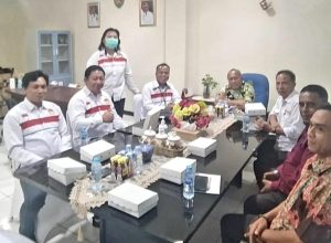 TOTABUAN.CO SULUT-- BP2MI terus melakukan upaya kerjasama dalam rangka pelayanan bagi calon Pekerja Migran Indonesia (PMI) yang akan bekerja di luar negeri. Jika sebelumnya di Provinsi Gorontalo, kini BP2MI melakukan audiens dengan Pemerintah Provinsi Maluku Jumat 26 Mei 2023. Audiens itu untuk membahas pembentukan pos pelayanan PMI di Provinsi Maluku. Pertemuan itu diwakili Kepala Biro Sumber Daya Manusia dan Organisasi (SDMO), Dr Servulus Bobo Riti didampingi Kepala Balai BP2MI Sulawesi Utara, Hendra Makalalag. Kepala Biro SDMO BP2MI Dr Servulus Bobo Riti, menyampaikan pendirian Pos Pelayanan Perlindungan Pekerja Migran Indonesia (P4MI) di Provinsi Maluku salah satu langkah BP2MI untuk mendekatkan pelayanan kepada masyarakat serta merupakan pelaksanaan amanat peraturan Kepala Badan Perlindungan Pekerja Migran Indonesia Nomor 6 Tahun 2022, tentang organisasi dan tata kerja balai pelayanan perlindungan PMI. "Tentu kami berharap kerjasama dengan Pemerintah Provinsi Maluku, dan pemerintah kabupaten  dan kota, dalam rangka implementasi UU Nomor 18 tahun 2017 tentang perlindungan pekerja migran Indonesia," ujar Servulus. Ia mengatakan, BP2MI membutuhkan dukungan dari Pemerintah Provinsi Maluku untuk pembentukan pos pelayanan. Sehingga sinergitas pemerintah pusat dan daerah ini dapat menghasilkan yang terbaik bagi Provinsi Maluku dan sangat diharapkan bisa segera terwujud di semester II Tahun ini. Kepala BP2MI Sulut Hendra Makalalag menambahkan, dukungan pemerintah daerah di tingkat kabupaten/kota sangat diperlukan untuk membangun sinergitas. "Kami akan terus melakukan koordinasi dengan pemerintah daerah di 9 kabupaten dan 2 kota di wilayah Provinsi Maluku. Hal ini dilakukan dengan tujuan membuat perjanjian kerjasama tentang perlindungan bagi Calon PMI  dan keluarganya. Ini sebagaimana diamanatkan oleh undang-undang Nomor 18 tahun 2017, pasal 40, dan 41 yang telah mengatur kewenangan dan kewajiban pemerintah daerah provinsi dan pemerintah daerah Kabupaten/Kota,” ujarnya. Keterlibatan pemerintah daerah kata Hendra, untuk bersama-sama BP2MI mensosialisasikan peluang kerja di luar negeri yang sangat terbuka luas ke masyarakat akan berdampak positif bagi Provinsi Maluku dalam segi pengentasan pengangguran, peningkatan kualitas sumber daya manusia. Bahkan melalui remitansi dapat meningkatkan pertumbuhan ekonomi daerah. Untuk itu sinergi antara pemerintah daerah dan BP2MI adalah strategi terbaik untuk mendorong pertumbuhan ekonomi Maluku, dengan memperhatikan tugas dan tanggung jawab masing-masing pihak. "Implementasinya diharapkan dapat membantu pemerintah daerah dalam pengentasan angka pengangguran yang masih tergolong tinggi di Provinsi Maluku,” kata Hendra. Asisten III Provinsi Maluku Piterson Rangkoratat dan Kepala Dinas Tenaga Kerja dan Transmigrasi Provinsi Maluku Endang Diponegoro menyampaikan akan siap berkolaborasi dengan BP2MI. “Pemprov Maluku mengapresiasi serta akan memberikan perhatian khusus terhadap rencana pembentukan pos pelayanan PMI di Provinsi Maluku. Kami juga segera menugaskan  Dinas Tenaga Kerja dan Transmigrasi untuk segera merancang draft MoU antara Pemprov Maluku dan BP2MI agar bisa ditandatangani bersamaan dengan launching P4MI Maluku,” ujar Pieterson. (*)