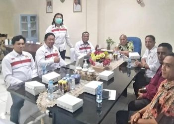 TOTABUAN.CO SULUT-- BP2MI terus melakukan upaya kerjasama dalam rangka pelayanan bagi calon Pekerja Migran Indonesia (PMI) yang akan bekerja di luar negeri. Jika sebelumnya di Provinsi Gorontalo, kini BP2MI melakukan audiens dengan Pemerintah Provinsi Maluku Jumat 26 Mei 2023. Audiens itu untuk membahas pembentukan pos pelayanan PMI di Provinsi Maluku. Pertemuan itu diwakili Kepala Biro Sumber Daya Manusia dan Organisasi (SDMO), Dr Servulus Bobo Riti didampingi Kepala Balai BP2MI Sulawesi Utara, Hendra Makalalag. Kepala Biro SDMO BP2MI Dr Servulus Bobo Riti, menyampaikan pendirian Pos Pelayanan Perlindungan Pekerja Migran Indonesia (P4MI) di Provinsi Maluku salah satu langkah BP2MI untuk mendekatkan pelayanan kepada masyarakat serta merupakan pelaksanaan amanat peraturan Kepala Badan Perlindungan Pekerja Migran Indonesia Nomor 6 Tahun 2022, tentang organisasi dan tata kerja balai pelayanan perlindungan PMI. "Tentu kami berharap kerjasama dengan Pemerintah Provinsi Maluku, dan pemerintah kabupaten  dan kota, dalam rangka implementasi UU Nomor 18 tahun 2017 tentang perlindungan pekerja migran Indonesia," ujar Servulus. Ia mengatakan, BP2MI membutuhkan dukungan dari Pemerintah Provinsi Maluku untuk pembentukan pos pelayanan. Sehingga sinergitas pemerintah pusat dan daerah ini dapat menghasilkan yang terbaik bagi Provinsi Maluku dan sangat diharapkan bisa segera terwujud di semester II Tahun ini. Kepala BP2MI Sulut Hendra Makalalag menambahkan, dukungan pemerintah daerah di tingkat kabupaten/kota sangat diperlukan untuk membangun sinergitas. "Kami akan terus melakukan koordinasi dengan pemerintah daerah di 9 kabupaten dan 2 kota di wilayah Provinsi Maluku. Hal ini dilakukan dengan tujuan membuat perjanjian kerjasama tentang perlindungan bagi Calon PMI  dan keluarganya. Ini sebagaimana diamanatkan oleh undang-undang Nomor 18 tahun 2017, pasal 40, dan 41 yang telah mengatur kewenangan dan kewajiban pemerintah daerah provinsi dan pemerintah daerah Kabupaten/Kota,” ujarnya. Keterlibatan pemerintah daerah kata Hendra, untuk bersama-sama BP2MI mensosialisasikan peluang kerja di luar negeri yang sangat terbuka luas ke masyarakat akan berdampak positif bagi Provinsi Maluku dalam segi pengentasan pengangguran, peningkatan kualitas sumber daya manusia. Bahkan melalui remitansi dapat meningkatkan pertumbuhan ekonomi daerah. Untuk itu sinergi antara pemerintah daerah dan BP2MI adalah strategi terbaik untuk mendorong pertumbuhan ekonomi Maluku, dengan memperhatikan tugas dan tanggung jawab masing-masing pihak. "Implementasinya diharapkan dapat membantu pemerintah daerah dalam pengentasan angka pengangguran yang masih tergolong tinggi di Provinsi Maluku,” kata Hendra. Asisten III Provinsi Maluku Piterson Rangkoratat dan Kepala Dinas Tenaga Kerja dan Transmigrasi Provinsi Maluku Endang Diponegoro menyampaikan akan siap berkolaborasi dengan BP2MI. “Pemprov Maluku mengapresiasi serta akan memberikan perhatian khusus terhadap rencana pembentukan pos pelayanan PMI di Provinsi Maluku. Kami juga segera menugaskan  Dinas Tenaga Kerja dan Transmigrasi untuk segera merancang draft MoU antara Pemprov Maluku dan BP2MI agar bisa ditandatangani bersamaan dengan launching P4MI Maluku,” ujar Pieterson. (*)