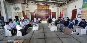 TOTABUAN.CO BOLMONG – Komisi Pemilihan Umum (KPU) Kabupaten Bolaang Mongondow  (Bolmong), mencatat hanya 12 partai politik yang sudah dinyatakan lengkap dan benar dokumen dalam pengajuan persyaratan pencalonan dan syarat pendaftaran bakal calon anggota DPRD kabupaten pada Pemilu Serentak 2024. Sedangkan Enam Parpol lainnya, tidak mendaftarkan bakal Calegnya ke KPU. “Dari 18 partai politik yang akan berkontestasi pada Pemilu 2024 masih ada Enam parpol yang belum mengajukan atau mendaftar,” ujat Komisioner KPU Bolmong Afif Zuhri. Dia menambahkan hingga hari terakhir penutupan waktu pendaftaran, hanya 12 Parpol yang mengajukan berkas milik Bacaleg. “Hingga batas waktu penutupan pendaftaran, hanya ada 12 parpol yang dokumennya kami nyatakan lengkap dan benar. Kami melayani pengajuan hari terakhir sampai dengan pukul 23.59 WITA," katanya. Enam Parpol yang tidak mendaftar di KPU Bolmong lanjut Afif yakni, Partai Gelora,Partai Rakyat Indonesia (PRN), Partai Ummat, Partai Bulan Bintang (PBB), Partai Garuda dan Partai Hati Nurani Rakyat (Hanura). (*)