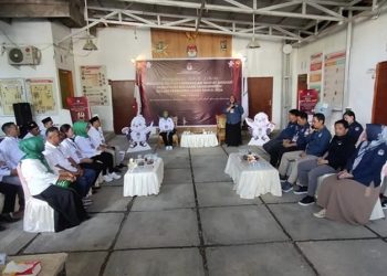 TOTABUAN.CO BOLMONG – Komisi Pemilihan Umum (KPU) Kabupaten Bolaang Mongondow  (Bolmong), mencatat hanya 12 partai politik yang sudah dinyatakan lengkap dan benar dokumen dalam pengajuan persyaratan pencalonan dan syarat pendaftaran bakal calon anggota DPRD kabupaten pada Pemilu Serentak 2024. Sedangkan Enam Parpol lainnya, tidak mendaftarkan bakal Calegnya ke KPU. “Dari 18 partai politik yang akan berkontestasi pada Pemilu 2024 masih ada Enam parpol yang belum mengajukan atau mendaftar,” ujat Komisioner KPU Bolmong Afif Zuhri. Dia menambahkan hingga hari terakhir penutupan waktu pendaftaran, hanya 12 Parpol yang mengajukan berkas milik Bacaleg. “Hingga batas waktu penutupan pendaftaran, hanya ada 12 parpol yang dokumennya kami nyatakan lengkap dan benar. Kami melayani pengajuan hari terakhir sampai dengan pukul 23.59 WITA," katanya. Enam Parpol yang tidak mendaftar di KPU Bolmong lanjut Afif yakni, Partai Gelora,Partai Rakyat Indonesia (PRN), Partai Ummat, Partai Bulan Bintang (PBB), Partai Garuda dan Partai Hati Nurani Rakyat (Hanura). (*)