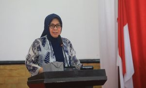 TOTABUAN.CO KOTAMOBAGU – Komisi Pemberantasan Korupsi (KPK) telah memberi batas akhir pelaporan periodik laporan harta kekayaan bagi penyelenggara negara tahun 2022 yakni 31 Maret lalu. Kendati sudah diberikan batas waktu pelaporan, namun jumlah harta Wali Kota Kotamobagu Tatong Bara terpantau belum tertera di website KPK periodik  2022. Hal itu berdasarkan data yang dihimpun dari LHKPN Komisi Pemberantasan Korupsi (KPK), Sabtu 20 Mei 2023. Tatong diketahui terakhir melaporkan harta kekayaannya pada 31 Desember  2021 lalu. Berdasarkan data laporan terakhir, total harta kekayaan Kader Partai Nasdem ini berjumlah Rp Rp 13.223.625.723. Dari total harta yang dimilikinya, Tatong memiliki tanah dan bangunan senilai Rp 7.240.000.000. Alat transportasi dan mesin senilai Rp 325.000.000, harta bergerak lainnya senilai Rp 3.900.000.000. Kendati begitu Tatong Bara tidak memiliki hutang dan surat berharga. Namun memiliki kas dan setara kas senilai Rp 1.458.625.723 dan harta lainnya senilai Rp 300.000.000. Kepala Inspektorat Kota Kotamobagu Yusrin Mantali mengatakan, pelaporan LHKPN ke KPK sudah dilakukan sejak 28 Maret lalu. Hal itu berdasarkan pelaporan LHKPN wilayah Sulawesi Utara (Sulut). Ia menjelaskan, ada 189 wajib LHKPN dan semua sudah melapor.  “Untuk Kota Kotamobagu sudah 100%. Sudah termasuk Ibu Wali Kota dan Pak Wakil Walikota. Bahkan dari 15 kabupaten kota, Kota Kotamobagu berada di urutan ke Tujuh pelaporan,” bebernya. Yusrin sendiri mengaku pemasukan LHKPN milik  Wali Kota Kotamobagu Tatong Bara tidak ada kendala.  Bahkan sudah terkonfirmasi ke KPK. “Tidak ada kendala, karena sudah melapor.karena kita sudah menerima lembaran penyerahan formulir LHKPN,” ucapnya. (*)