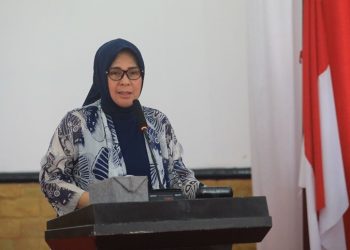 TOTABUAN.CO KOTAMOBAGU – Komisi Pemberantasan Korupsi (KPK) telah memberi batas akhir pelaporan periodik laporan harta kekayaan bagi penyelenggara negara tahun 2022 yakni 31 Maret lalu. Kendati sudah diberikan batas waktu pelaporan, namun jumlah harta Wali Kota Kotamobagu Tatong Bara terpantau belum tertera di website KPK periodik  2022. Hal itu berdasarkan data yang dihimpun dari LHKPN Komisi Pemberantasan Korupsi (KPK), Sabtu 20 Mei 2023. Tatong diketahui terakhir melaporkan harta kekayaannya pada 31 Desember  2021 lalu. Berdasarkan data laporan terakhir, total harta kekayaan Kader Partai Nasdem ini berjumlah Rp Rp 13.223.625.723. Dari total harta yang dimilikinya, Tatong memiliki tanah dan bangunan senilai Rp 7.240.000.000. Alat transportasi dan mesin senilai Rp 325.000.000, harta bergerak lainnya senilai Rp 3.900.000.000. Kendati begitu Tatong Bara tidak memiliki hutang dan surat berharga. Namun memiliki kas dan setara kas senilai Rp 1.458.625.723 dan harta lainnya senilai Rp 300.000.000. Kepala Inspektorat Kota Kotamobagu Yusrin Mantali mengatakan, pelaporan LHKPN ke KPK sudah dilakukan sejak 28 Maret lalu. Hal itu berdasarkan pelaporan LHKPN wilayah Sulawesi Utara (Sulut). Ia menjelaskan, ada 189 wajib LHKPN dan semua sudah melapor.  “Untuk Kota Kotamobagu sudah 100%. Sudah termasuk Ibu Wali Kota dan Pak Wakil Walikota. Bahkan dari 15 kabupaten kota, Kota Kotamobagu berada di urutan ke Tujuh pelaporan,” bebernya. Yusrin sendiri mengaku pemasukan LHKPN milik  Wali Kota Kotamobagu Tatong Bara tidak ada kendala.  Bahkan sudah terkonfirmasi ke KPK. “Tidak ada kendala, karena sudah melapor.karena kita sudah menerima lembaran penyerahan formulir LHKPN,” ucapnya. (*)