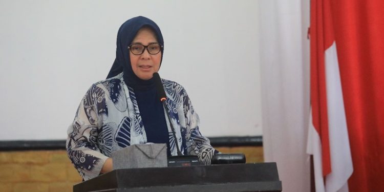 TOTABUAN.CO KOTAMOBAGU – Komisi Pemberantasan Korupsi (KPK) telah memberi batas akhir pelaporan periodik laporan harta kekayaan bagi penyelenggara negara tahun 2022 yakni 31 Maret lalu. Kendati sudah diberikan batas waktu pelaporan, namun jumlah harta Wali Kota Kotamobagu Tatong Bara terpantau belum tertera di website KPK periodik 2022. Hal itu berdasarkan data yang dihimpun dari LHKPN Komisi Pemberantasan Korupsi (KPK), Sabtu 20 Mei 2023. Tatong diketahui terakhir melaporkan harta kekayaannya pada 31 Desember 2021 lalu. Berdasarkan data laporan terakhir, total harta kekayaan Kader Partai Nasdem ini berjumlah Rp Rp 13.223.625.723. Dari total harta yang dimilikinya, Tatong memiliki tanah dan bangunan senilai Rp 7.240.000.000. Alat transportasi dan mesin senilai Rp 325.000.000, harta bergerak lainnya senilai Rp 3.900.000.000. Kendati begitu Tatong Bara tidak memiliki hutang dan surat berharga. Namun memiliki kas dan setara kas senilai Rp 1.458.625.723 dan harta lainnya senilai Rp 300.000.000. Kepala Inspektorat Kota Kotamobagu Yusrin Mantali mengatakan, pelaporan LHKPN ke KPK sudah dilakukan sejak 28 Maret lalu. Hal itu berdasarkan pelaporan LHKPN wilayah Sulawesi Utara (Sulut). Ia menjelaskan, ada 189 wajib LHKPN dan semua sudah melapor. “Untuk Kota Kotamobagu sudah 100%. Sudah termasuk Ibu Wali Kota dan Pak Wakil Walikota. Bahkan dari 15 kabupaten kota, Kota Kotamobagu berada di urutan ke Tujuh pelaporan,” bebernya. Yusrin sendiri mengaku pemasukan LHKPN milik Wali Kota Kotamobagu Tatong Bara tidak ada kendala. Bahkan sudah terkonfirmasi ke KPK. “Tidak ada kendala, karena sudah melapor.karena kita sudah menerima lembaran penyerahan formulir LHKPN,” ucapnya. (*)