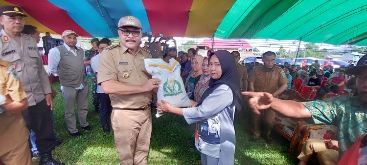 Pj Bupati Bolmong Limi Mokodompit Buka Gerakan Pangan Murah di Kecamatan Dumoga Tengah