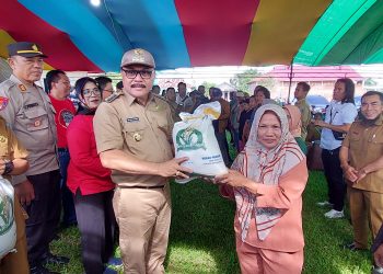 Pj Bupati Bolmong Limi Mokodompit Buka Gerakan Pangan Murah di Kecamatan Dumoga Tengah