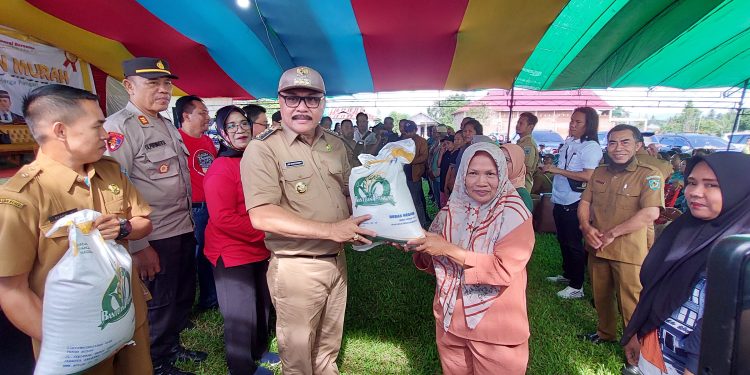 Pj Bupati Bolmong Limi Mokodompit Buka Gerakan Pangan Murah di Kecamatan Dumoga Tengah