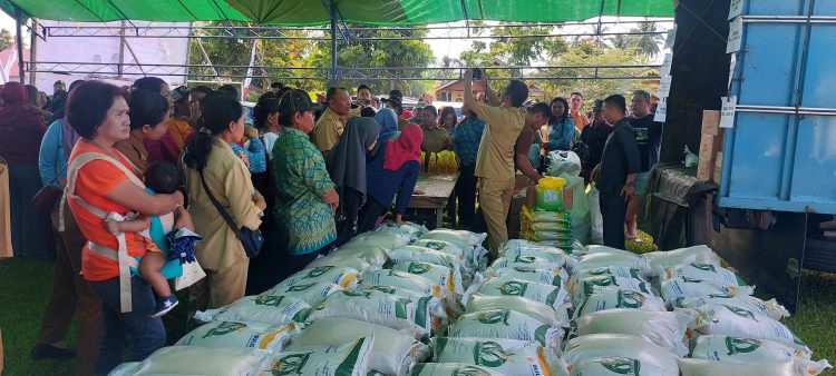 Pj Bupati Bolmong Limi Mokodompit Buka Gerakan Pangan Murah di Kecamatan Dumoga Tengah