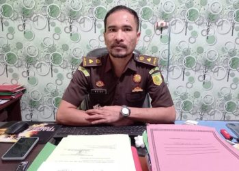 TOTABUAN.CO BOLMONG -- Kejaksaan Negeri Kotamobagu terus melakukan pendalaman terkait kasus pembayaran honor petugas agama di Kabupaten Bolaang Mongondow (Bolmong). Pendalaman kasus tersebut lantaran, dana miliaran rupiah yang menjadi hak para Imam dan Pendeta itu, diduga tidak sampai ke kantong mereka. Kejari Kotamobagu Elwin Agustian Kahar melalui Kasi Intel Meydi Wensen membenarkan kalau kasus tersebut sedang didalami. Kendati demikian Meidi belum ingin terlalu jauh menjelaskan, karena masih menunggu kesimpulan penyelidikan. “Nanti tunggu hasil kesimpulan penyelidikan. Yang pasti saat ini masih bergulir di bidang Pidana Khusus (Pidsus) dengan meminta keterangan dari sejumlah pihak yang mengetahui atau terlibat dalam kegiatan tersebut,” kata Meidi kepada wartawan. Diketahui kasus tersebut mulai terkuak setelah ratusan petugas agama mengaku tidak menerima honorarium selama dua triwulan atau enam bulan pada tahun anggaran 2021. Bahkan terkuaknya kasus ini, beberapa staf di Bagian Kesra Setda Bolmong telah dimintai keterangan. Berdasarkan informasi yang diterima proses pencairan dana triwulan III dan IV diduga telah terjadi kejanggalan. Proses pembayaran yang seharusnya dibayarkan  langsung ke rekening para petugas agama, ternyata dilakukan secara manual. Yakni dana tersebut dicairkan ke rekening pribadi oknum bendahara, kemudian baru dibayar secara manual. Kasus ini terungkap setelah banyak Imam dan Pendeta mengaku tidak menerima honor sejak triwulan dan IV pada tahun anggara 2021. Berdasarkan data, jumlah petugas agama yang tersebar di 200 desa dan 2 kelurahan berjumlah  1.274 orang. Setiap desa terdapat kurang lebih  4-5 orang petugas agama yang masuk daftar list penerima honor. Untuk petugas agama, setiap triwulan menerima 750 ribu rupiah. Sehingga jika dihitung dua triwulan, mereka harus menerima 1.5 juta rupiah. Namun harapan sebagian petugas agama untuk menikmati honor di akhir tahun itu pupus lantaran tidak sampai ke kantong mereka. (*)