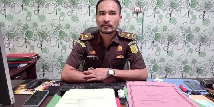 TOTABUAN.CO BOLMONG -- Kejaksaan Negeri Kotamobagu terus melakukan pendalaman terkait kasus pembayaran honor petugas agama di Kabupaten Bolaang Mongondow (Bolmong). Pendalaman kasus tersebut lantaran, dana miliaran rupiah yang menjadi hak para Imam dan Pendeta itu, diduga tidak sampai ke kantong mereka. Kejari Kotamobagu Elwin Agustian Kahar melalui Kasi Intel Meydi Wensen membenarkan kalau kasus tersebut sedang didalami. Kendati demikian Meidi belum ingin terlalu jauh menjelaskan, karena masih menunggu kesimpulan penyelidikan. “Nanti tunggu hasil kesimpulan penyelidikan. Yang pasti saat ini masih bergulir di bidang Pidana Khusus (Pidsus) dengan meminta keterangan dari sejumlah pihak yang mengetahui atau terlibat dalam kegiatan tersebut,” kata Meidi kepada wartawan. Diketahui kasus tersebut mulai terkuak setelah ratusan petugas agama mengaku tidak menerima honorarium selama dua triwulan atau enam bulan pada tahun anggaran 2021. Bahkan terkuaknya kasus ini, beberapa staf di Bagian Kesra Setda Bolmong telah dimintai keterangan. Berdasarkan informasi yang diterima proses pencairan dana triwulan III dan IV diduga telah terjadi kejanggalan. Proses pembayaran yang seharusnya dibayarkan  langsung ke rekening para petugas agama, ternyata dilakukan secara manual. Yakni dana tersebut dicairkan ke rekening pribadi oknum bendahara, kemudian baru dibayar secara manual. Kasus ini terungkap setelah banyak Imam dan Pendeta mengaku tidak menerima honor sejak triwulan dan IV pada tahun anggara 2021. Berdasarkan data, jumlah petugas agama yang tersebar di 200 desa dan 2 kelurahan berjumlah  1.274 orang. Setiap desa terdapat kurang lebih  4-5 orang petugas agama yang masuk daftar list penerima honor. Untuk petugas agama, setiap triwulan menerima 750 ribu rupiah. Sehingga jika dihitung dua triwulan, mereka harus menerima 1.5 juta rupiah. Namun harapan sebagian petugas agama untuk menikmati honor di akhir tahun itu pupus lantaran tidak sampai ke kantong mereka. (*)
