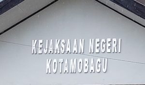 TOTABUAN.CO BOLMONG – Penyidik Tindak Pidana Khusus (Pidsus) dari Kejaksaan Negeri Kotamobagu terus melakukan pendalaman kasus dugaan korupsi pembayaran honor petugas agama di Kabupaten Bolaang Mongondow (Bolmong). Institusi pimpinan Kejari Elwin Agustian Khahar itu, kini menyasar para staf untuk dilakukan pemeriksaan. Kali ini  tiga staf yang bertugas di bagian Kesra dipanggil menghadap penyidik Selasa 13 Juli 2023. “Iya tiga staf kita minta keterangan,” ucap Kasi Pidsus Kejaksaan Negeri Kotamobagu Chairul Mokoginta. Ketiga staf itu merupakan staf di bagian Kesra yang menangani verifikasi berkas administrasi para tokoh agama penerima honor. Dengan demikian, penyidik telah melakukan pemeriksaan terkasis kasus ini sudah ada enam orang. Sebab sebelumnya tiga orang sudah diperiksa, termasuk Kepala Bagian Kesra Rukman Korompot. Rukman diperiksa bersama dua ASM lainnya yakni Bendahara Setda Nur Alam dan Bendahara Pembantu Nentiana Bolota pada Selasa (6/6) lalu. Ketiga diperiksa terkait penyaluran honor petugas agama pada tahun anggaran 2021. Sebelumnya Kasi Intel Kejaksaan Negeri Kotamobagu Meidy Wensen mengatakan, jika kasus pembayaran honor petugas agama tahun 2021 di Kabupaten Bolmong terus didalami. “Yang pasti kasus ini terus dalam pengembangan,” kata Kasi Intel Kejaksaan Negeri Kotamobagu Meidy Wensen. (*)