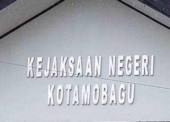 TOTABUAN.CO BOLMONG – Penyidik Tindak Pidana Khusus (Pidsus) dari Kejaksaan Negeri Kotamobagu terus melakukan pendalaman kasus dugaan korupsi pembayaran honor petugas agama di Kabupaten Bolaang Mongondow (Bolmong). Institusi pimpinan Kejari Elwin Agustian Khahar itu, kini menyasar para staf untuk dilakukan pemeriksaan. Kali ini  tiga staf yang bertugas di bagian Kesra dipanggil menghadap penyidik Selasa 13 Juli 2023. “Iya tiga staf kita minta keterangan,” ucap Kasi Pidsus Kejaksaan Negeri Kotamobagu Chairul Mokoginta. Ketiga staf itu merupakan staf di bagian Kesra yang menangani verifikasi berkas administrasi para tokoh agama penerima honor. Dengan demikian, penyidik telah melakukan pemeriksaan terkasis kasus ini sudah ada enam orang. Sebab sebelumnya tiga orang sudah diperiksa, termasuk Kepala Bagian Kesra Rukman Korompot. Rukman diperiksa bersama dua ASM lainnya yakni Bendahara Setda Nur Alam dan Bendahara Pembantu Nentiana Bolota pada Selasa (6/6) lalu. Ketiga diperiksa terkait penyaluran honor petugas agama pada tahun anggaran 2021. Sebelumnya Kasi Intel Kejaksaan Negeri Kotamobagu Meidy Wensen mengatakan, jika kasus pembayaran honor petugas agama tahun 2021 di Kabupaten Bolmong terus didalami. “Yang pasti kasus ini terus dalam pengembangan,” kata Kasi Intel Kejaksaan Negeri Kotamobagu Meidy Wensen. (*)