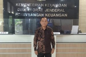 TOTABUAN.CO BOLMONG – Upaya ganti rugi lahan transmigrasi terus dilakukan Pemkab Bolaang Mongondow (Bolmong). Ganti rugi lahan transmigrasi ke pemerintah pusat itu, merupakan tindak lanjut dari tuntutan warga beberapa waktu lalu saat melakukan aksi demo di Kantor DPRD. Kepala Dinas Tenaga Kerja dan Transmigrasi Kabupaten Bolmong Dedy Ruswandi Mokodongan mengatakan, Pemkab Bolmong terus melakukan  upaya terkait tuntutan tersebut. Menurut Dedy, sudah mengajukan surat permohonan ke Kementerian Keuangan terkait dana ganti rugi lahan transmigrasi. “Atas petunjuk Pak Bupati, pekan lalu saya sudah ke Kementerian Keuangan untuk membawa permohonan terkait ganti rugi lahan,” kata Dedy. Ia berharap apa yang menjadi tuntutan warga bisa dikabulkan pemerintah pusat. Proses ganti rugi lahan transmigran itu terdapat tiga desa di Kecamatan Dumoga Utara. Yakni Desa Mopuya, Mopugat dan Desa Tumokang. Tuntutan ganti rugi lahan transmigrasi itu telah bergulir sejak beberapa tahun lalu. Tuntutan para ahli waris itu disertai dengan aksi demo di kantor DPRD Bolmong. Kabag Hukum Bolmong Mohammad Triasmara Akub pernah menjelaskan, program transmigrasi merupakan program pemerintah pusat lewat Kementerian Transmigrasi pada tahun 70-an. Nilai yang harus diganti oleh cukup besar. Berdasarkan putusan tingkat pertama dan kedua nomor perkara Nomor 816 K/Pdt/2014 total yang harus diganti mencapai 51,2 Miliar dari 1114 ahli waris. “Itu baru satu nomor perkara saja, sedangkan masih ada dua, total yang harus dibayarkan hampir 60 Miliar,” katanya. (*)