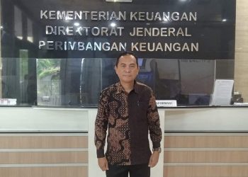 TOTABUAN.CO BOLMONG – Upaya ganti rugi lahan transmigrasi terus dilakukan Pemkab Bolaang Mongondow (Bolmong). Ganti rugi lahan transmigrasi ke pemerintah pusat itu, merupakan tindak lanjut dari tuntutan warga beberapa waktu lalu saat melakukan aksi demo di Kantor DPRD. Kepala Dinas Tenaga Kerja dan Transmigrasi Kabupaten Bolmong Dedy Ruswandi Mokodongan mengatakan, Pemkab Bolmong terus melakukan  upaya terkait tuntutan tersebut. Menurut Dedy, sudah mengajukan surat permohonan ke Kementerian Keuangan terkait dana ganti rugi lahan transmigrasi. “Atas petunjuk Pak Bupati, pekan lalu saya sudah ke Kementerian Keuangan untuk membawa permohonan terkait ganti rugi lahan,” kata Dedy. Ia berharap apa yang menjadi tuntutan warga bisa dikabulkan pemerintah pusat. Proses ganti rugi lahan transmigran itu terdapat tiga desa di Kecamatan Dumoga Utara. Yakni Desa Mopuya, Mopugat dan Desa Tumokang. Tuntutan ganti rugi lahan transmigrasi itu telah bergulir sejak beberapa tahun lalu. Tuntutan para ahli waris itu disertai dengan aksi demo di kantor DPRD Bolmong. Kabag Hukum Bolmong Mohammad Triasmara Akub pernah menjelaskan, program transmigrasi merupakan program pemerintah pusat lewat Kementerian Transmigrasi pada tahun 70-an. Nilai yang harus diganti oleh cukup besar. Berdasarkan putusan tingkat pertama dan kedua nomor perkara Nomor 816 K/Pdt/2014 total yang harus diganti mencapai 51,2 Miliar dari 1114 ahli waris. “Itu baru satu nomor perkara saja, sedangkan masih ada dua, total yang harus dibayarkan hampir 60 Miliar,” katanya. (*)