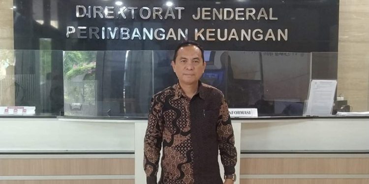 TOTABUAN.CO BOLMONG – Upaya ganti rugi lahan transmigrasi terus dilakukan Pemkab Bolaang Mongondow (Bolmong). Ganti rugi lahan transmigrasi ke pemerintah pusat itu, merupakan tindak lanjut dari tuntutan warga beberapa waktu lalu saat melakukan aksi demo di Kantor DPRD. Kepala Dinas Tenaga Kerja dan Transmigrasi Kabupaten Bolmong Dedy Ruswandi Mokodongan mengatakan, Pemkab Bolmong terus melakukan  upaya terkait tuntutan tersebut. Menurut Dedy, sudah mengajukan surat permohonan ke Kementerian Keuangan terkait dana ganti rugi lahan transmigrasi. “Atas petunjuk Pak Bupati, pekan lalu saya sudah ke Kementerian Keuangan untuk membawa permohonan terkait ganti rugi lahan,” kata Dedy. Ia berharap apa yang menjadi tuntutan warga bisa dikabulkan pemerintah pusat. Proses ganti rugi lahan transmigran itu terdapat tiga desa di Kecamatan Dumoga Utara. Yakni Desa Mopuya, Mopugat dan Desa Tumokang. Tuntutan ganti rugi lahan transmigrasi itu telah bergulir sejak beberapa tahun lalu. Tuntutan para ahli waris itu disertai dengan aksi demo di kantor DPRD Bolmong. Kabag Hukum Bolmong Mohammad Triasmara Akub pernah menjelaskan, program transmigrasi merupakan program pemerintah pusat lewat Kementerian Transmigrasi pada tahun 70-an. Nilai yang harus diganti oleh cukup besar. Berdasarkan putusan tingkat pertama dan kedua nomor perkara Nomor 816 K/Pdt/2014 total yang harus diganti mencapai 51,2 Miliar dari 1114 ahli waris. “Itu baru satu nomor perkara saja, sedangkan masih ada dua, total yang harus dibayarkan hampir 60 Miliar,” katanya. (*)