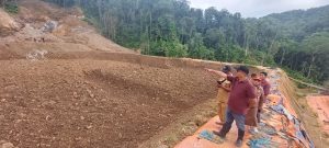 TOTABUAN.CO BOLSEL – Aktivitas tambangan emas ilegal (PETI) dengan skala besar di Kecamatan Pinolosian Tengah Kabupaten Bolaang Mongondow Selatan (Bolsel) makin meluas. Kendati tambang ilegal bisa menimbulkan konflik sosial antara pengusaha tambang dengan masyarakat sekitar, namun aktivitas tersebut terkesan dibiarkan tanpa ada penegakan hukum dari aparat Kepolisian. Selain aktivitas pertambangan, juga terjadi pembalakan liar di lokasi pengolahan emas. Terdapat tiga lokasi tambang emas di Desa Tobayagan Kecamatan Pinolosian Tengah dengan skala besar. Ketiga lokasi itu masing-masing dikuasai para cukong. Dengan menggunakan alat berat, mereka mengeruk material dengan proses pengolahan menggunakan Sianida. Sontak hal ini menimbulkan keresahan bagi warga karena sungai yang biasa untuk digunakan mandi, kini sudah berwarna kecoklatan dan sudah bercampur racun. Ketua DPRD Bolsel Arifin Olli meminta meminta aparat penegak hukum bersikap tegas menyikapi fenomena tambang ilegal Kabupaten Bolsel. Sebab akan bisa menimbulkan konflik sosial antara pengusaha tambang dengan masyarakat sekitar. “Persoalan pertambangan ilegal di Kecamatan Pinolosian terus menjadi keresahan warga. Ini kami minta untuk ditutup. Jangan sampai aparat penegak hukum longgar dalam menegakkan hukum ketika ada masyarakat yang terganggu, karena akan timbul persoalan lain konflik sosial,” kata Arifin. Pada kunjungan ketiga lokasi tambang, turun didampingi Wakil Ketua Salman Mokoagow, serta dua anggota DPRD lainnya yakni Sarjan Podomi dan Petrus Keni. Selain Camat Pinolosian Tengah Oni Podomi, sejumlah kepala desa, Babinsa, Polsek, Dinas Lingkungan Hidup dan Dinas Kehutanan. Arifin mengatakan, keresahan warga ini sudah  sampai dibawah ke rapat dengar pendapat bersama DPRD. Namun saat diundang, para pengusaha enggan datang memenuhi undangan. Dia sendiri kaget melihat kondisi lokasi yang rusak para akibat aktivitas pertambangan ilegal. Sebab, kayu juga ikut dibabat. “Selain mengeruk emas, kayu juga ikut dibabat,” ucapnya. Ia meyakini aparat penegak hukum akan menegakkan keadilan dan tegas dalam menegakkan aturan. “Kami berharap fenomena tambang ilegal tidak berkepanjangan dan harus diakomodir untuk segera ditindaklanjuti oleh aparat agar nantinya akan berdampak baik bagi masyarakat sekitar tambang,” katanya. (*)