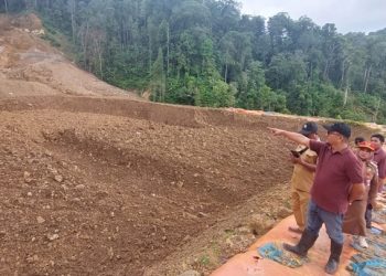 TOTABUAN.CO BOLSEL – Aktivitas tambangan emas ilegal (PETI) dengan skala besar di Kecamatan Pinolosian Tengah Kabupaten Bolaang Mongondow Selatan (Bolsel) makin meluas. Kendati tambang ilegal bisa menimbulkan konflik sosial antara pengusaha tambang dengan masyarakat sekitar, namun aktivitas tersebut terkesan dibiarkan tanpa ada penegakan hukum dari aparat Kepolisian. Selain aktivitas pertambangan, juga terjadi pembalakan liar di lokasi pengolahan emas. Terdapat tiga lokasi tambang emas di Desa Tobayagan Kecamatan Pinolosian Tengah dengan skala besar. Ketiga lokasi itu masing-masing dikuasai para cukong. Dengan menggunakan alat berat, mereka mengeruk material dengan proses pengolahan menggunakan Sianida. Sontak hal ini menimbulkan keresahan bagi warga karena sungai yang biasa untuk digunakan mandi, kini sudah berwarna kecoklatan dan sudah bercampur racun. Ketua DPRD Bolsel Arifin Olli meminta meminta aparat penegak hukum bersikap tegas menyikapi fenomena tambang ilegal Kabupaten Bolsel. Sebab akan bisa menimbulkan konflik sosial antara pengusaha tambang dengan masyarakat sekitar. “Persoalan pertambangan ilegal di Kecamatan Pinolosian terus menjadi keresahan warga. Ini kami minta untuk ditutup. Jangan sampai aparat penegak hukum longgar dalam menegakkan hukum ketika ada masyarakat yang terganggu, karena akan timbul persoalan lain konflik sosial,” kata Arifin. Pada kunjungan ketiga lokasi tambang, turun didampingi Wakil Ketua Salman Mokoagow, serta dua anggota DPRD lainnya yakni Sarjan Podomi dan Petrus Keni. Selain Camat Pinolosian Tengah Oni Podomi, sejumlah kepala desa, Babinsa, Polsek, Dinas Lingkungan Hidup dan Dinas Kehutanan. Arifin mengatakan, keresahan warga ini sudah  sampai dibawah ke rapat dengar pendapat bersama DPRD. Namun saat diundang, para pengusaha enggan datang memenuhi undangan. Dia sendiri kaget melihat kondisi lokasi yang rusak para akibat aktivitas pertambangan ilegal. Sebab, kayu juga ikut dibabat. “Selain mengeruk emas, kayu juga ikut dibabat,” ucapnya. Ia meyakini aparat penegak hukum akan menegakkan keadilan dan tegas dalam menegakkan aturan. “Kami berharap fenomena tambang ilegal tidak berkepanjangan dan harus diakomodir untuk segera ditindaklanjuti oleh aparat agar nantinya akan berdampak baik bagi masyarakat sekitar tambang,” katanya. (*)