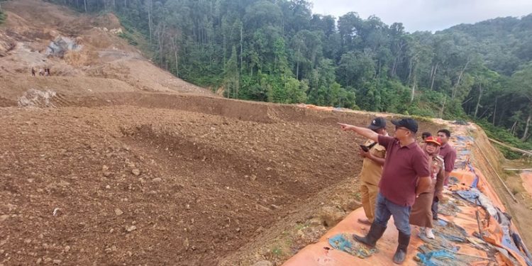 TOTABUAN.CO BOLSEL – Aktivitas tambangan emas ilegal (PETI) dengan skala besar di Kecamatan Pinolosian Tengah Kabupaten Bolaang Mongondow Selatan (Bolsel) makin meluas. Kendati tambang ilegal bisa menimbulkan konflik sosial antara pengusaha tambang dengan masyarakat sekitar, namun aktivitas tersebut terkesan dibiarkan tanpa ada penegakan hukum dari aparat Kepolisian. Selain aktivitas pertambangan, juga terjadi pembalakan liar di lokasi pengolahan emas. Terdapat tiga lokasi tambang emas di Desa Tobayagan Kecamatan Pinolosian Tengah dengan skala besar. Ketiga lokasi itu masing-masing dikuasai para cukong. Dengan menggunakan alat berat, mereka mengeruk material dengan proses pengolahan menggunakan Sianida. Sontak hal ini menimbulkan keresahan bagi warga karena sungai yang biasa untuk digunakan mandi, kini sudah berwarna kecoklatan dan sudah bercampur racun. Ketua DPRD Bolsel Arifin Olli meminta meminta aparat penegak hukum bersikap tegas menyikapi fenomena tambang ilegal Kabupaten Bolsel. Sebab akan bisa menimbulkan konflik sosial antara pengusaha tambang dengan masyarakat sekitar. “Persoalan pertambangan ilegal di Kecamatan Pinolosian terus menjadi keresahan warga. Ini kami minta untuk ditutup. Jangan sampai aparat penegak hukum longgar dalam menegakkan hukum ketika ada masyarakat yang terganggu, karena akan timbul persoalan lain konflik sosial,” kata Arifin. Pada kunjungan ketiga lokasi tambang, turun didampingi Wakil Ketua Salman Mokoagow, serta dua anggota DPRD lainnya yakni Sarjan Podomi dan Petrus Keni. Selain Camat Pinolosian Tengah Oni Podomi, sejumlah kepala desa, Babinsa, Polsek, Dinas Lingkungan Hidup dan Dinas Kehutanan. Arifin mengatakan, keresahan warga ini sudah  sampai dibawah ke rapat dengar pendapat bersama DPRD. Namun saat diundang, para pengusaha enggan datang memenuhi undangan. Dia sendiri kaget melihat kondisi lokasi yang rusak para akibat aktivitas pertambangan ilegal. Sebab, kayu juga ikut dibabat. “Selain mengeruk emas, kayu juga ikut dibabat,” ucapnya. Ia meyakini aparat penegak hukum akan menegakkan keadilan dan tegas dalam menegakkan aturan. “Kami berharap fenomena tambang ilegal tidak berkepanjangan dan harus diakomodir untuk segera ditindaklanjuti oleh aparat agar nantinya akan berdampak baik bagi masyarakat sekitar tambang,” katanya. (*)