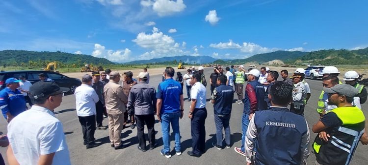 TOTABUAN.CO BOLMONG – Proyek pembangunan Bandar Udara (Bandara) Loloda Mokoagow di Kabupaten Bolaang Mongondow (Bolmong) terus dipacu. Panjang runway yang sedang dibangun sepanjang 1.600 meter yang kini sudah tahap pengaspalan. Kendati demikian, masih terkendala Bukit setinggi 87 meter. Bukti yang berada di Tuyat itu nantinya akan mengganggu proses landing maupun take off pesawat. Hal itu disampaikan Kepala Bandara Naha - Bolmong Dwi Ariyanto saat kunjungan tim dari Kejagung saat memantau progres pengerjaan proyek Bandara pekan lalu. “Masih terdapat kendala saat akan beroperasi nanti. Salah satunya bukit yang ada di Desa Tuyat yang mencapai ketinggian 87 meter lebih,” ucap Dwi di hadapan tim dari Kejagung. Dalam kunjungan itu tim Kejagung juga didampingi Pj Bupati Bolmong Limi Mokodompit, Kejari Kotamobagu Elwin Agustian Khahar, Kepala bandara Naha-Bolmong Dwi Ariyanto serta sejumlah OPD dan pimpinan proyek. Dwi menjelaskan, terdapat kelebihan tinggi bukit yang masih menjadi kendala saat Take Off atau Landing pesawat. Kalu pun Landing atau pun Take Off pesat hanya boleh arah laut karena terkendala bukit Tuyat. Bukit tersebut sudah berada di luar area Bandara sehingga tidak masuk dalam penganggaran. Padahal target percepatan proyek tersebut hingga Maret tahun 2024. “Ini yang masih kita pikirkan. Masih ada waktu untuk proses pemangkasan. Sebab bukit tersebut sudah berada di luar kompleks Bandara,” kata Dwi. Berdasarkan ketinggian bukit, Dwi mengatakan, perlu pemangkasan kurang lebih hampir 50 meter. Kepala Dinas Perhubungan Bolmong Sugiarto Banteng mengatakan, sudah berkoordinasi menyangkut pemangkasan bukit tersebut. Namun belakangan diketahui bukit tersebut masuk kawasan hutan lindung. “Tinggal kita akan berkoordinasi dengan KPH untuk meminta menurunkan status hutan. Perintah dari tim Kejagung juga begitu. Kerja saja dulu nanti penyelesaian status berjalan bersamaan karena mengejar target proses pembangunan,” kata Sugi. Bukit Tuyat saat ini sudah mulai diduduki petani untuk menanam kelapa. Meski demikian pihak BPN tidak mengeluarkan sertifikat karena status tanah tersebut merupakan hutan lindung. Diketahui Kementerian Perhubungan (Kemenhub) menyiapkan anggaran lebih dari Rp 1 triliun untuk pembangunan 7 Bandara baru di tahun 2023. Ketujuh bandara tersebut antara lain Bandara Banggai Laut, Bandara Pahowato, Bandara Bolaang Mongondow, Bandara Sobaham, Bandara Singkawang, Bandara Mandailing Natal, dan Bandara Siboru Fakfak. Pembangunan bandara Bolmong ini merupakan salah satu prioritas dari Presiden RI Joko Widodo. Target bandara Bolmong akan beroperasi tahap 1 tahun 2024. Dengan panjang runway 1600 meter. Digenjotnya proses pembangunan karena direncanakan peresmian Bandara akan dilakukan Presiden Joko Widodo pada April 2024 mendatang. (*)