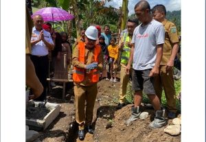 TOTABUAN.CO BOLMONG – Dua kepala keluarga di Desa Solimandungan Baru, Kecamatan Bolaang mendapat bantuan stimulan perumahan program pembangunan rehabilitasi/relokasi rumah korban bencana di Kabupaten Bolaang Mongondow tahun anggaran 2023. Penyerahan bantuan itu dihadiri Asisten II Zainudin Paputungan, Kepala Dinas Perumahan dan Kawasan Permukiman Hendra Hamim, Kepala Diskominfo Marief Mokodompit, Kepala Dinas Perhubungan Sugiarto Banteng, Kasat Pol PP Zulfadli Binol, Camat Bolaang, Harry Damopolii, Sangadi Solimandungan Baru serta masyarakat. Bantuan stimulan tersebut diserahkan langsung Pj Bupati Bolaang Mongondow Limi Mokodompit Selasa 13 Juni 2023 sekaligus melakukan peletakan batu pertama pembangunan rumah. “Bantuan itu termasuk dalam program pembangunan rehabilitasi/relokasi rumah korban bencana di Kabupaten Bolmong yang dianggarkan tahun anggaran 2023,” kata Limi. Menurutnya, pembangunan rumah ini adalah bentuk perhatian pemerintah kepada masyarakat yang terkena bencana alam tanah longsor lalu. Program ini sudah dilakukan di Kabupaten Bolmong.  Ada empat ribu rumah sudah dibangun melalui program bantuan dari pemerintah pusat, provinsi, dan kabupaten. “Sudah 4 ribu unit rumah sudah dibangun melalui bantuan pemerintah pusat, provinsi, dan kabupaten. Ini komitmen pemerintah untuk masyarakat Bolaang Mongondow,” paparnya. Limi juga menyerahkan bantuan pembangunan rumah kepada Sriwati Mokodongan dan Kandasa Ginoga, warga Desa Solimandungan Baru. (*)