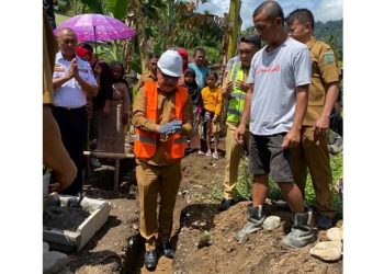 TOTABUAN.CO BOLMONG – Dua kepala keluarga di Desa Solimandungan Baru, Kecamatan Bolaang mendapat bantuan stimulan perumahan program pembangunan rehabilitasi/relokasi rumah korban bencana di Kabupaten Bolaang Mongondow tahun anggaran 2023. Penyerahan bantuan itu dihadiri Asisten II Zainudin Paputungan, Kepala Dinas Perumahan dan Kawasan Permukiman Hendra Hamim, Kepala Diskominfo Marief Mokodompit, Kepala Dinas Perhubungan Sugiarto Banteng, Kasat Pol PP Zulfadli Binol, Camat Bolaang, Harry Damopolii, Sangadi Solimandungan Baru serta masyarakat. Bantuan stimulan tersebut diserahkan langsung Pj Bupati Bolaang Mongondow Limi Mokodompit Selasa 13 Juni 2023 sekaligus melakukan peletakan batu pertama pembangunan rumah. “Bantuan itu termasuk dalam program pembangunan rehabilitasi/relokasi rumah korban bencana di Kabupaten Bolmong yang dianggarkan tahun anggaran 2023,” kata Limi. Menurutnya, pembangunan rumah ini adalah bentuk perhatian pemerintah kepada masyarakat yang terkena bencana alam tanah longsor lalu. Program ini sudah dilakukan di Kabupaten Bolmong.  Ada empat ribu rumah sudah dibangun melalui program bantuan dari pemerintah pusat, provinsi, dan kabupaten. “Sudah 4 ribu unit rumah sudah dibangun melalui bantuan pemerintah pusat, provinsi, dan kabupaten. Ini komitmen pemerintah untuk masyarakat Bolaang Mongondow,” paparnya. Limi juga menyerahkan bantuan pembangunan rumah kepada Sriwati Mokodongan dan Kandasa Ginoga, warga Desa Solimandungan Baru. (*)