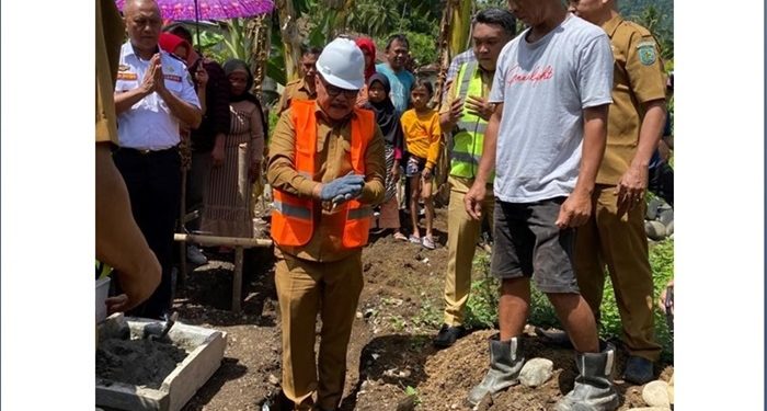TOTABUAN.CO BOLMONG – Dua kepala keluarga di Desa Solimandungan Baru, Kecamatan Bolaang mendapat bantuan stimulan perumahan program pembangunan rehabilitasi/relokasi rumah korban bencana di Kabupaten Bolaang Mongondow tahun anggaran 2023. Penyerahan bantuan itu dihadiri Asisten II Zainudin Paputungan, Kepala Dinas Perumahan dan Kawasan Permukiman Hendra Hamim, Kepala Diskominfo Marief Mokodompit, Kepala Dinas Perhubungan Sugiarto Banteng, Kasat Pol PP Zulfadli Binol, Camat Bolaang, Harry Damopolii, Sangadi Solimandungan Baru serta masyarakat. Bantuan stimulan tersebut diserahkan langsung Pj Bupati Bolaang Mongondow Limi Mokodompit Selasa 13 Juni 2023 sekaligus melakukan peletakan batu pertama pembangunan rumah. “Bantuan itu termasuk dalam program pembangunan rehabilitasi/relokasi rumah korban bencana di Kabupaten Bolmong yang dianggarkan tahun anggaran 2023,” kata Limi. Menurutnya, pembangunan rumah ini adalah bentuk perhatian pemerintah kepada masyarakat yang terkena bencana alam tanah longsor lalu. Program ini sudah dilakukan di Kabupaten Bolmong. Ada empat ribu rumah sudah dibangun melalui program bantuan dari pemerintah pusat, provinsi, dan kabupaten. “Sudah 4 ribu unit rumah sudah dibangun melalui bantuan pemerintah pusat, provinsi, dan kabupaten. Ini komitmen pemerintah untuk masyarakat Bolaang Mongondow,” paparnya. Limi juga menyerahkan bantuan pembangunan rumah kepada Sriwati Mokodongan dan Kandasa Ginoga, warga Desa Solimandungan Baru. (*)