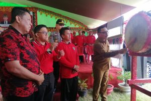 TOTABUAN.CO BOLMONG -- Penjabat Bupati Bolaang Mongondow (Bolmong) Limi Mokodompit mencanangkan Bulan Bhakti Gotong Royong Masyarakat (BBGRM) ke-20 Tahun 2023. Pencanangan itu dilaksanakan di Desa Solog Kecamatan Lolak Senin 5 Juni 2023. Kegiatan Bulan Bhakti Gotong Royong kali ini mengusung tema, “Dengan bulan bhakti gotong royong masyarakat ke XX kuta tingkatkan daya saing daerah menuju lumbung pangan regional kawasan Indonesia Timur". Pada pembukaan bulan bhakti gotong royong, turut dihadiri Ketua DPRD Welty Komaling, Sekda Tahlis Gallang, Forkopimda, pimpinan OPD, Camat serta para kepala desa serta masyarakat Desa Solog. Saat menyampaikan sambutan, Pj Bupati Limi Mokodompit mengatakan, BBGRM ke-20 Tahun 2023 merupakan momentum sebagai  mengingatkan tentang pentingnya nilai gotong royong yang terus dilestarikan. Menurutnya, gotong royong sebagai budaya asli warisan leluhur, meningkatkan kemitraan antara masyarakat dan pemerintah serta meningkatkan peran aktif masyarakat dalam pembangunan. Pencanangan BBGRM hari ini harus dipahami sebagai upaya untuk menghidupkan kembali nilai-nilai dan semangat kegotongroyongan di tingkat masyarakat yang semakin terkikis.  Pencanangan ini juga untuk mendorong semangat gotong royong atau dalam bahasa Mongondow yakni Momosad. "Gotong royong merupakan khas Indonesia namun perlahan mulai memudar untuk itu pencanangan ini dilaksanakan untuk membangkitkan rasa kebersamaan," katanya. Limi juga berharap dengan hal ini semangat gotong royong akan membawa daerah ke arah yang lebih baik. Ia juga mengajak melalui BBGRM, seluruh elemen masyarakat untuk bergandengan dan terus menjaga semangat gotong royong. “Melalui BBGRM ke 20 ini, kita tanamkan kepada para generasi penerus agar gotong royong sangat penting dan terus dipertahankan,"ujarnya. Kepala Dinas Pemberdayaan Masyarakat Desa (PMD) Bolmong Abdusalam Bonde menambahkan, gotong royong adalah ciri khas masyarakat masyarakat Indonesia terutama desa karena masyarakat menyadari bahwa rasa kebersamaan dan gotong royong merupakan ciri khas yang telah tumbuh di zaman nenek moyang. "BBGRM ini adalah kegiatan dalam satu bulan penuh yang merupakan akumulasi selama sebelas bulan,” katanya. BBGRM merupakan kegiatan nasional yang setiap tahun dilaksanakan di bulan Mei- Juni untuk mendorong peran aktif masyarakat dalam pembangunan yang berdasarkan keswadayaan sebagai sistem nilai sosial budaya agar masyarakat merasa memiliki dan bertanggung jawab dalam melaksanakan, memanfaatkan dan melestarikan semangat jiwa gotong royong yang mulai luntur dalam dinamika masyarakat modern. Selain BBGRM ini merupakan amanat Undang-Undang Nomor 6 Tahun 2014 tentang desa, Permendagri Nomor 42 tahun 2005 tentang pedoman penyelenggaraan Bulan Bhakti Gotong Royong Masyarakat. Serta surat keputusan Pj Bupati Bolmong Nomor 142 tahun 2023, tanggal 3 April 2023 tentang tim fasilitasi penyelenggaraan kegiatan BBGRM. (Adve)