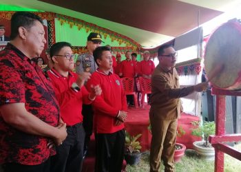 TOTABUAN.CO BOLMONG -- Penjabat Bupati Bolaang Mongondow (Bolmong) Limi Mokodompit mencanangkan Bulan Bhakti Gotong Royong Masyarakat (BBGRM) ke-20 Tahun 2023. Pencanangan itu dilaksanakan di Desa Solog Kecamatan Lolak Senin 5 Juni 2023. Kegiatan Bulan Bhakti Gotong Royong kali ini mengusung tema, “Dengan bulan bhakti gotong royong masyarakat ke XX kuta tingkatkan daya saing daerah menuju lumbung pangan regional kawasan Indonesia Timur". Pada pembukaan bulan bhakti gotong royong, turut dihadiri Ketua DPRD Welty Komaling, Sekda Tahlis Gallang, Forkopimda, pimpinan OPD, Camat serta para kepala desa serta masyarakat Desa Solog. Saat menyampaikan sambutan, Pj Bupati Limi Mokodompit mengatakan, BBGRM ke-20 Tahun 2023 merupakan momentum sebagai  mengingatkan tentang pentingnya nilai gotong royong yang terus dilestarikan. Menurutnya, gotong royong sebagai budaya asli warisan leluhur, meningkatkan kemitraan antara masyarakat dan pemerintah serta meningkatkan peran aktif masyarakat dalam pembangunan. Pencanangan BBGRM hari ini harus dipahami sebagai upaya untuk menghidupkan kembali nilai-nilai dan semangat kegotongroyongan di tingkat masyarakat yang semakin terkikis.  Pencanangan ini juga untuk mendorong semangat gotong royong atau dalam bahasa Mongondow yakni Momosad. "Gotong royong merupakan khas Indonesia namun perlahan mulai memudar untuk itu pencanangan ini dilaksanakan untuk membangkitkan rasa kebersamaan," katanya. Limi juga berharap dengan hal ini semangat gotong royong akan membawa daerah ke arah yang lebih baik. Ia juga mengajak melalui BBGRM, seluruh elemen masyarakat untuk bergandengan dan terus menjaga semangat gotong royong. “Melalui BBGRM ke 20 ini, kita tanamkan kepada para generasi penerus agar gotong royong sangat penting dan terus dipertahankan,"ujarnya. Kepala Dinas Pemberdayaan Masyarakat Desa (PMD) Bolmong Abdusalam Bonde menambahkan, gotong royong adalah ciri khas masyarakat masyarakat Indonesia terutama desa karena masyarakat menyadari bahwa rasa kebersamaan dan gotong royong merupakan ciri khas yang telah tumbuh di zaman nenek moyang. "BBGRM ini adalah kegiatan dalam satu bulan penuh yang merupakan akumulasi selama sebelas bulan,” katanya. BBGRM merupakan kegiatan nasional yang setiap tahun dilaksanakan di bulan Mei- Juni untuk mendorong peran aktif masyarakat dalam pembangunan yang berdasarkan keswadayaan sebagai sistem nilai sosial budaya agar masyarakat merasa memiliki dan bertanggung jawab dalam melaksanakan, memanfaatkan dan melestarikan semangat jiwa gotong royong yang mulai luntur dalam dinamika masyarakat modern. Selain BBGRM ini merupakan amanat Undang-Undang Nomor 6 Tahun 2014 tentang desa, Permendagri Nomor 42 tahun 2005 tentang pedoman penyelenggaraan Bulan Bhakti Gotong Royong Masyarakat. Serta surat keputusan Pj Bupati Bolmong Nomor 142 tahun 2023, tanggal 3 April 2023 tentang tim fasilitasi penyelenggaraan kegiatan BBGRM. (Adve)