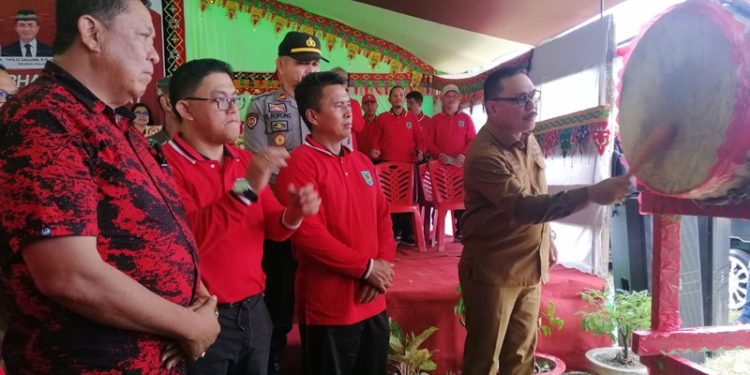 TOTABUAN.CO BOLMONG -- Penjabat Bupati Bolaang Mongondow (Bolmong) Limi Mokodompit mencanangkan Bulan Bhakti Gotong Royong Masyarakat (BBGRM) ke-20 Tahun 2023. Pencanangan itu dilaksanakan di Desa Solog Kecamatan Lolak Senin 5 Juni 2023. Kegiatan Bulan Bhakti Gotong Royong kali ini mengusung tema, “Dengan bulan bhakti gotong royong masyarakat ke XX kuta tingkatkan daya saing daerah menuju lumbung pangan regional kawasan Indonesia Timur". Pada pembukaan bulan bhakti gotong royong, turut dihadiri Ketua DPRD Welty Komaling, Sekda Tahlis Gallang, Forkopimda, pimpinan OPD, Camat serta para kepala desa serta masyarakat Desa Solog. Saat menyampaikan sambutan, Pj Bupati Limi Mokodompit mengatakan, BBGRM ke-20 Tahun 2023 merupakan momentum sebagai  mengingatkan tentang pentingnya nilai gotong royong yang terus dilestarikan. Menurutnya, gotong royong sebagai budaya asli warisan leluhur, meningkatkan kemitraan antara masyarakat dan pemerintah serta meningkatkan peran aktif masyarakat dalam pembangunan. Pencanangan BBGRM hari ini harus dipahami sebagai upaya untuk menghidupkan kembali nilai-nilai dan semangat kegotongroyongan di tingkat masyarakat yang semakin terkikis.  Pencanangan ini juga untuk mendorong semangat gotong royong atau dalam bahasa Mongondow yakni Momosad. "Gotong royong merupakan khas Indonesia namun perlahan mulai memudar untuk itu pencanangan ini dilaksanakan untuk membangkitkan rasa kebersamaan," katanya. Limi juga berharap dengan hal ini semangat gotong royong akan membawa daerah ke arah yang lebih baik. Ia juga mengajak melalui BBGRM, seluruh elemen masyarakat untuk bergandengan dan terus menjaga semangat gotong royong. “Melalui BBGRM ke 20 ini, kita tanamkan kepada para generasi penerus agar gotong royong sangat penting dan terus dipertahankan,"ujarnya. Kepala Dinas Pemberdayaan Masyarakat Desa (PMD) Bolmong Abdusalam Bonde menambahkan, gotong royong adalah ciri khas masyarakat masyarakat Indonesia terutama desa karena masyarakat menyadari bahwa rasa kebersamaan dan gotong royong merupakan ciri khas yang telah tumbuh di zaman nenek moyang. "BBGRM ini adalah kegiatan dalam satu bulan penuh yang merupakan akumulasi selama sebelas bulan,” katanya. BBGRM merupakan kegiatan nasional yang setiap tahun dilaksanakan di bulan Mei- Juni untuk mendorong peran aktif masyarakat dalam pembangunan yang berdasarkan keswadayaan sebagai sistem nilai sosial budaya agar masyarakat merasa memiliki dan bertanggung jawab dalam melaksanakan, memanfaatkan dan melestarikan semangat jiwa gotong royong yang mulai luntur dalam dinamika masyarakat modern. Selain BBGRM ini merupakan amanat Undang-Undang Nomor 6 Tahun 2014 tentang desa, Permendagri Nomor 42 tahun 2005 tentang pedoman penyelenggaraan Bulan Bhakti Gotong Royong Masyarakat. Serta surat keputusan Pj Bupati Bolmong Nomor 142 tahun 2023, tanggal 3 April 2023 tentang tim fasilitasi penyelenggaraan kegiatan BBGRM. (Adve)