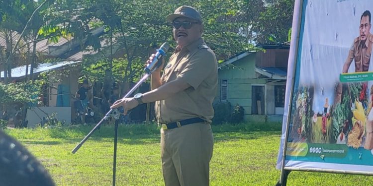 TOTABUAN.CO BOLMONG -- Penjabat Bupati Bolaang Mongondow (Bolmong) Limi Mokodompit merdang saat memimpin apel bersama para ASN dan perangkat desa di Kecamatan Dumoga Tengah Senin 26 Juni 2023. Saat memimpin apel bersama ASN kecamatan dan para perangkat desa, Limi menegaskan, tidak segan-segan mencopot Camat yang terlibat dalam politik praktis. “Para Camat saya sampaikan hati-hati. Saudara sebagai ASN. ASN diikat dengan aturan. Saya meminta kepada para Camat, jangan coba-coba saudara bermain api. Pak Bupati tidak segan mencopot saudara. Ingat itu,” tegas Limi dengan nada tinggi. Penyampaian tersebut, rupanya adanya laporan dugaan sejumlah oknum ASN diduga terlibat dalam politik praktis. Limi menegaskan, akan menindak tegas para oknum ASN yang kedapatan ikut dalam politik praktis. Bahkan Limi menyatakan tidak segan akan mencopot dari jabatan mereka yang tidak loyal. “Dalam waktu dekat saya akan melakukan rolling. Mereka yang tidak loyal siap-siap akan diganti,” tegasnya. Tidak hanya Camat, Limi juga ikut mengingatkan para Sangadi (Kepala desa red) agar dana desa digunakan dengan baik. Jangan sampai diselewengkan. Karena menurutnya, ada indikasi penggunaan dana desa salah sasaran. “Dana desa diguankan dengan baik jangan sampai diselewengkan. Karena Pak Bupati sudah melihat sudah ada indikasi ke arah sana. Ini tidak boleh terjadi. Saya minta Kapolsek, Danramil,Kejaksaan untuk memantau. Dipantau kalau ada yang bermain laporkan ke Bupati,” sambungnya lagi. Memasuki tahun politik, Limi juga meminta agar masyarakat tidak mudah terprovokasi. Suasana Kabupaten Bolaang Mongondow dalam kondisi aman, ekonomi berjalan baik, jangan sampai disusupi oleh orang-orang yang tidak bertanggungjawab. “Daerah kita aman, stabilitas ekonomi kita berjalan dengan baik, pelayanan berjalan lancar. Jangan suka diobok-obok oleh orang dari luar. Bagi yang mengancam pelayanan kepada masyarakat lapor ke Bupati. Saya tidak akan segan-segan. Apalagi dana-dana desa diselewengkan lapor ke Bupati,” katanya. Menurut Limi, aparatur negara itu telah menjadi tanggungan negara. Baik digaji lewat APBD maupun digaji lewat dana desa. Sehingga dia berharap aparatur pemerintah di desa untuk fokus bekerja untuk melayani masyarakat dan tidak masuk ke ranah politik. Hari ini pemerintah meluncurkan bantuan sosial, serta pasar murah sebagai upaya pemerintah untuk membantu masyarakat. Dengan di kucurnya bantuan dan program pasar murah akan meringankan beban masyarakat. “Jangan sekali lagi, janan disusupi oleh kepentingan kelompok atau kepentingan pribadi. Selama saya cukup memantau dan melihat, tapi kali saya tidak akan tolerir. Apalagi ASN yang berada di wilayah kecamatan dan desa. ASN garis lurus. Anda sebagai aparatur harus taat aturan. Undang-undang ASN sudah jelas. Jangan masuk wilayah politik praktis. Karena konsekuensi saudara akan diberikan sanksi,” tegasnya. (*)