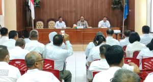 TOTABUAN.CO BOLMONG – Penjabat Bupati Bolaang Mongondow (Bolmong) Limi Mokodompit memimpin rapat evaluasi penyerapan Anggaran Pendapatan dan Belanja Daerah (APBD) dan Pendapatan Asli Daerah (PAD). Rapat evaluasi  berlangsung di aula Lantai  III Kantor Bupati Rabu 7 Juni  2023. Turut hadir dalam rapat tersebut, para Asisten, staf ahli bupati, pimpinan OPD, Camat, serta para kepala bidang. Pj Bupati Bolmong Limi Mokodompit  mengatakan, percepatan belanja penting untuk perputaran ekonomi. Makin lama belanja tentunya ekonomi semakin melambat. Sebaliknya semakin cepat belanja, semakin cepat pula multi playernya didapat. Sehingga pemerintah pusat menginginkan realisasi belanja yang cepat di setiap tahun, semata-mata mempercepat pertumbuhan dan terciptanya multy player efect dalam ekonomi secara keseluruhan. Kepala Badan Keuangan Daerah (BKD) Pemkab Bolmong Seriyanto saat rapat evaluasi ikut  memaparkan kondisi realisasi  belanja periode 1 Januari - 31 Mei 2023. Untuk belanja daerah anggaran yang disiapkan Rp 1.085.911.631.342 namun baru terealisasi Rp288.643.598.530 atau 26,58%. Belanja operasional yang dianggarkan Rp 726.455.768.150 baru terealisasi Rp 204.566.813.122 atau 28,15 %. Belanja Pegawai  yang disiapkan Rp443.948.792.230 saat ini sudah terealisasi mencapai Rp154.135.917.038 atau 34,71%. Belanja Barang dan Jasa yang anggarannya disiapkan Rp 263.711.809.310 saat ini mencapai Rp49.281.870.824 atau 18,68%. Begitu juga dengan Belanja hibah  yang disiapkan Rp17.389.932.860 baru terealisasi 6,60% atau Rp1.149.025.260. Belanja Bantuan Sosial yang disiapkan Rp1.405.233.750 belum ada realisasi. Belanja Modal   Rp161.693.396.761 realisasi Rp1.800.124.884 atau 1,11%. Belanja Modal Peralatan dan Mesin Rp35.110.826.771 realisasi Rp1.270.740.499 atau 3,61%. Belanja Modal Gedung dan Bangunan Rp67.964.375.290 realisasi Rp371.384.385 atau 0,55%. Belanja Modal Jalan, Jaringan, dan Irigasi Rp55.990.843.000 realisasi Rp158.000.000 atau 0,28%. Belanja Modal Aset Tetap Lainnya anggaran Rp2.407.571.700 belum ada realisasi. Belanja Modal Aset Lainnya  Rp219.780.000 belum ada realisasi. Belanja Modal Aset Lainnya-Aset Tidak Berwujud anggaran yang tersedia    Rp219.780.000 belum realisasi sama sekali. Belanja tidak terduga Rp5.216.865.722 realisasi Rp171.500.000 atau 3,28%. Belanja Tidak Terduga anggaran Rp5.216.865.722 realisasi Rp171.500.000 atau 3,28%. Belanja transfer Rp192.545.600.709 realisasi Rp82.105.160.524 atau 42,64%. Belanja bagi hasil anggaran Rp4.780.548.509 realisasi Rp1.880.177.204 atau   39,32%. Belanja Bantuan Keuangan tersedia Rp187.765.052.200 realisasi Rp80.224.983.320 atau 42,72%.