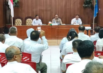 TOTABUAN.CO BOLMONG – Penjabat Bupati Bolaang Mongondow (Bolmong) Limi Mokodompit memimpin rapat evaluasi penyerapan Anggaran Pendapatan dan Belanja Daerah (APBD) dan Pendapatan Asli Daerah (PAD). Rapat evaluasi  berlangsung di aula Lantai  III Kantor Bupati Rabu 7 Juni  2023. Turut hadir dalam rapat tersebut, para Asisten, staf ahli bupati, pimpinan OPD, Camat, serta para kepala bidang. Pj Bupati Bolmong Limi Mokodompit  mengatakan, percepatan belanja penting untuk perputaran ekonomi. Makin lama belanja tentunya ekonomi semakin melambat. Sebaliknya semakin cepat belanja, semakin cepat pula multi playernya didapat. Sehingga pemerintah pusat menginginkan realisasi belanja yang cepat di setiap tahun, semata-mata mempercepat pertumbuhan dan terciptanya multy player efect dalam ekonomi secara keseluruhan. Kepala Badan Keuangan Daerah (BKD) Pemkab Bolmong Seriyanto saat rapat evaluasi ikut  memaparkan kondisi realisasi  belanja periode 1 Januari - 31 Mei 2023. Untuk belanja daerah anggaran yang disiapkan Rp 1.085.911.631.342 namun baru terealisasi Rp288.643.598.530 atau 26,58%. Belanja operasional yang dianggarkan Rp 726.455.768.150 baru terealisasi Rp 204.566.813.122 atau 28,15 %. Belanja Pegawai  yang disiapkan Rp443.948.792.230 saat ini sudah terealisasi mencapai Rp154.135.917.038 atau 34,71%. Belanja Barang dan Jasa yang anggarannya disiapkan Rp 263.711.809.310 saat ini mencapai Rp49.281.870.824 atau 18,68%. Begitu juga dengan Belanja hibah  yang disiapkan Rp17.389.932.860 baru terealisasi 6,60% atau Rp1.149.025.260. Belanja Bantuan Sosial yang disiapkan Rp1.405.233.750 belum ada realisasi. Belanja Modal   Rp161.693.396.761 realisasi Rp1.800.124.884 atau 1,11%. Belanja Modal Peralatan dan Mesin Rp35.110.826.771 realisasi Rp1.270.740.499 atau 3,61%. Belanja Modal Gedung dan Bangunan Rp67.964.375.290 realisasi Rp371.384.385 atau 0,55%. Belanja Modal Jalan, Jaringan, dan Irigasi Rp55.990.843.000 realisasi Rp158.000.000 atau 0,28%. Belanja Modal Aset Tetap Lainnya anggaran Rp2.407.571.700 belum ada realisasi. Belanja Modal Aset Lainnya  Rp219.780.000 belum ada realisasi. Belanja Modal Aset Lainnya-Aset Tidak Berwujud anggaran yang tersedia    Rp219.780.000 belum realisasi sama sekali. Belanja tidak terduga Rp5.216.865.722 realisasi Rp171.500.000 atau 3,28%. Belanja Tidak Terduga anggaran Rp5.216.865.722 realisasi Rp171.500.000 atau 3,28%. Belanja transfer Rp192.545.600.709 realisasi Rp82.105.160.524 atau 42,64%. Belanja bagi hasil anggaran Rp4.780.548.509 realisasi Rp1.880.177.204 atau   39,32%. Belanja Bantuan Keuangan tersedia Rp187.765.052.200 realisasi Rp80.224.983.320 atau 42,72%.