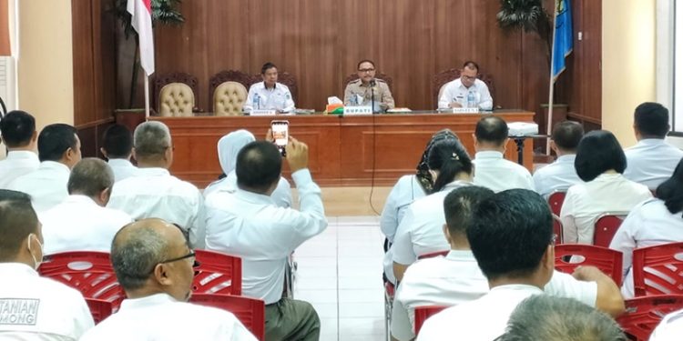 TOTABUAN.CO BOLMONG – Penjabat Bupati Bolaang Mongondow (Bolmong) Limi Mokodompit memimpin rapat evaluasi penyerapan Anggaran Pendapatan dan Belanja Daerah (APBD) dan Pendapatan Asli Daerah (PAD). Rapat evaluasi berlangsung di aula Lantai III Kantor Bupati Rabu 7 Juni 2023. Turut hadir dalam rapat tersebut, para Asisten, staf ahli bupati, pimpinan OPD, Camat, serta para kepala bidang. Pj Bupati Bolmong Limi Mokodompit mengatakan, percepatan belanja penting untuk perputaran ekonomi. Makin lama belanja tentunya ekonomi semakin melambat. Sebaliknya semakin cepat belanja, semakin cepat pula multi playernya didapat. Sehingga pemerintah pusat menginginkan realisasi belanja yang cepat di setiap tahun, semata-mata mempercepat pertumbuhan dan terciptanya multy player efect dalam ekonomi secara keseluruhan. Kepala Badan Keuangan Daerah (BKD) Pemkab Bolmong Seriyanto saat rapat evaluasi ikut memaparkan kondisi realisasi belanja periode 1 Januari - 31 Mei 2023. Untuk belanja daerah anggaran yang disiapkan Rp 1.085.911.631.342 namun baru terealisasi Rp288.643.598.530 atau 26,58%. Belanja operasional yang dianggarkan Rp 726.455.768.150 baru terealisasi Rp 204.566.813.122 atau 28,15 %. Belanja Pegawai yang disiapkan Rp443.948.792.230 saat ini sudah terealisasi mencapai Rp154.135.917.038 atau 34,71%. Belanja Barang dan Jasa yang anggarannya disiapkan Rp 263.711.809.310 saat ini mencapai Rp49.281.870.824 atau 18,68%. Begitu juga dengan Belanja hibah yang disiapkan Rp17.389.932.860 baru terealisasi 6,60% atau Rp1.149.025.260. Belanja Bantuan Sosial yang disiapkan Rp1.405.233.750 belum ada realisasi. Belanja Modal Rp161.693.396.761 realisasi Rp1.800.124.884 atau 1,11%. Belanja Modal Peralatan dan Mesin Rp35.110.826.771 realisasi Rp1.270.740.499 atau 3,61%. Belanja Modal Gedung dan Bangunan Rp67.964.375.290 realisasi Rp371.384.385 atau 0,55%. Belanja Modal Jalan, Jaringan, dan Irigasi Rp55.990.843.000 realisasi Rp158.000.000 atau 0,28%. Belanja Modal Aset Tetap Lainnya anggaran Rp2.407.571.700 belum ada realisasi. Belanja Modal Aset Lainnya Rp219.780.000 belum ada realisasi. Belanja Modal Aset Lainnya-Aset Tidak Berwujud anggaran yang tersedia Rp219.780.000 belum realisasi sama sekali. Belanja tidak terduga Rp5.216.865.722 realisasi Rp171.500.000 atau 3,28%. Belanja Tidak Terduga anggaran Rp5.216.865.722 realisasi Rp171.500.000 atau 3,28%. Belanja transfer Rp192.545.600.709 realisasi Rp82.105.160.524 atau 42,64%. Belanja bagi hasil anggaran Rp4.780.548.509 realisasi Rp1.880.177.204 atau 39,32%. Belanja Bantuan Keuangan tersedia Rp187.765.052.200 realisasi Rp80.224.983.320 atau 42,72%.