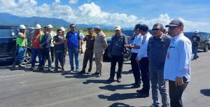 TOTABUAN.CO BOLMONG -- Pembangunan landasan pacu serta bangunan penunjang Bandara Bolaang Mongondow (Bolmong) di Desa Lalow, Kecamatan Lolak, terus menjadi perhatian serius pemerintah pusat.  Tidak terkecuali Kejaksaan Agung yang terus mengawal proyek strategis nasional yang ditargetkan akan selesai pada awal Mei 2024 mendatang. Dari pantau di lokasi proyek Rabu 7 Juni 2023, tim Kejagung meninjau proyek tersebut. Kedatangan tim yang dipimpin Kasubdit Pengamanan Pembangunan Infrastruktur Transportasi dan Telekomunikasi Direktorat  Jaksa Agung Muda Bidang Intelijen. Kedatangan mereka didampingi Pj Bupati Bolmong Limi Mokodompit, Kejari Kotamobagu Elwin Agustian Khahar Kepala Bandar Naha dan Bolmong Dwi Ariyanto serta sejumlah pimpinan OPD Pemkab Bolmong. Kepala Dinas Perhubungan Sugiarto Banteng, mengatakan pembangunan terus dilakukan sebagai langkah untuk mempercepat penyelesaian bandara yang ditargetkan selesai Mei 2024. “Jadi kedatangan tim Kejagung ke lokasi proyek Bandara, untuk mengecek progres pembangunan Bandara Bolmong,” kata kadis Perhubungan Bolmong Sugiarto Banteng. Saat ini proyek pembangunan landasan pacu sepanjang 1.600 meter yang saat ini sudah mencapai 60 persen. Selain itu beberapa kendala di lokasi proyek seperti bukit dan tiang listrik yang ada di lokasi belum dipindahkan oleh pihak PLN, padahal kurang lebih tiga tahun yang lalu Pemkab Bolmong sudah berapa kali memohon untuk tiang listrik bisa dipindahkan. “Intinya dari Kejagung minta jika ada kendala maka sampaikan kepada mereka. Insha Allah pihak Kejagung bisa membantu untuk menghubungi instansi – Instansi vertikal terkait agar supaya bisa dipercepat pembangunan bandara,” papar Sugiarto. Sugiarto menambahkan, untuk kontrak anggaran tahun 2023 ini, meliputi pembangunannya berupa terminal, parkiran dan bangunan penunjang lainnya. Ditargetkan proyek Bandara Bolmong akan diresmikan Presiden Joko Widodo. Kepala Bandara Naha dan Bolmong Dwi Ariyanto juga mengatakan bahwa untuk anggaran pembangunan bandara Bolmong tahun 2023 sebesar 203 miliar. Anggara ini kata dia, dipakai untuk lanjutan pekerjaan timbunan sisi udara atau MYC, lanjutan manajemen konstruksi pekerjaan serta bangunan dan kelengkapan lainnya. “Kita pastikan akhir bulan Desember 2023 seluruh pekerjaan selesai,” ujarnya. (*)