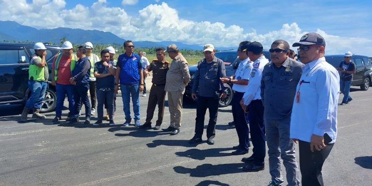 TOTABUAN.CO BOLMONG -- Pembangunan landasan pacu serta bangunan penunjang Bandara Bolaang Mongondow (Bolmong) di Desa Lalow, Kecamatan Lolak, terus menjadi perhatian serius pemerintah pusat. Tidak terkecuali Kejaksaan Agung yang terus mengawal proyek strategis nasional yang ditargetkan akan selesai pada awal Mei 2024 mendatang. Dari pantau di lokasi proyek Rabu 7 Juni 2023, tim Kejagung meninjau proyek tersebut. Kedatangan tim yang dipimpin Kasubdit Pengamanan Pembangunan Infrastruktur Transportasi dan Telekomunikasi Direktorat Jaksa Agung Muda Bidang Intelijen. Kedatangan mereka didampingi Pj Bupati Bolmong Limi Mokodompit, Kejari Kotamobagu Elwin Agustian Khahar Kepala Bandar Naha dan Bolmong Dwi Ariyanto serta sejumlah pimpinan OPD Pemkab Bolmong. Kepala Dinas Perhubungan Sugiarto Banteng, mengatakan pembangunan terus dilakukan sebagai langkah untuk mempercepat penyelesaian bandara yang ditargetkan selesai Mei 2024. “Jadi kedatangan tim Kejagung ke lokasi proyek Bandara, untuk mengecek progres pembangunan Bandara Bolmong,” kata kadis Perhubungan Bolmong Sugiarto Banteng. Saat ini proyek pembangunan landasan pacu sepanjang 1.600 meter yang saat ini sudah mencapai 60 persen. Selain itu beberapa kendala di lokasi proyek seperti bukit dan tiang listrik yang ada di lokasi belum dipindahkan oleh pihak PLN, padahal kurang lebih tiga tahun yang lalu Pemkab Bolmong sudah berapa kali memohon untuk tiang listrik bisa dipindahkan. “Intinya dari Kejagung minta jika ada kendala maka sampaikan kepada mereka. Insha Allah pihak Kejagung bisa membantu untuk menghubungi instansi – Instansi vertikal terkait agar supaya bisa dipercepat pembangunan bandara,” papar Sugiarto. Sugiarto menambahkan, untuk kontrak anggaran tahun 2023 ini, meliputi pembangunannya berupa terminal, parkiran dan bangunan penunjang lainnya. Ditargetkan proyek Bandara Bolmong akan diresmikan Presiden Joko Widodo. Kepala Bandara Naha dan Bolmong Dwi Ariyanto juga mengatakan bahwa untuk anggaran pembangunan bandara Bolmong tahun 2023 sebesar 203 miliar. Anggara ini kata dia, dipakai untuk lanjutan pekerjaan timbunan sisi udara atau MYC, lanjutan manajemen konstruksi pekerjaan serta bangunan dan kelengkapan lainnya. “Kita pastikan akhir bulan Desember 2023 seluruh pekerjaan selesai,” ujarnya. (*)