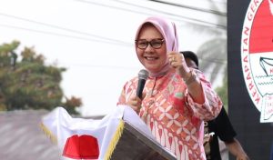 TOTABUAN.CO KOTAMOBAGU — Data Laporan Harta Kekayaan Penyelenggara Negara (LHKPN) Walikota Kotamobagu Tatong Bara yang dilaporkan ke Komisi Pemberantasan Korupsi (KPK) dinilai janggal. Diduga tidak semua data dilaporkan Walikota Kotamobagu dua periode itu ke KPK. Hal ini karena tidak sesuai dengan fakta yang ada. Menurut Ketua LSM Laskar Bogani Indonesia (LBI) Dolfi Paat, KPK diharapkan turun ke Kotamobagu untuk melakukan pemeriksaan terkait sumber penghasilan Tatong Bara. Sebab Dolfi menduga, banyak aset milik Walikota Kotamobagu Tatong Bara yang tidak dilaporkan. Berbeda dengan LHKPN Tahun 2021, justru LHKPN yang dilaporkan malah naik terjadi kenaikan mencapai 1 miliar lebih. Namun data Tahun 2022, justru susut 48 jutaan rupiah. "Kami menduga data yang dilaporkan banyak hal yang janggal. Data yang disuguhkan ke KPK, tidak seperti yang kita lihat saat ini,” kata Dolfi. Pada LHKPN yang dilaporkan Tahun 2022, harta Tatong turun kurang lebih 48 jutaan. Penurunan angka itu, tidak sesuai fakta yang kita lihat saat ini. Baca Juga:Harta Walikota Kotamobagu Tatong Bara Susut 48 Juta Dolfi menegaskan, kewajiban pejabat penyelenggara untuk melaporkan harta kekayaan termaktub di Undang-Undang (UU) Nomor 28 Tahun 1999. Pejabat yang punya kewajiban yakni mereka yang menjalankan fungsi eksekutif, legislatif, atau yudikatif. Salah satunya adalah Walikota Kotamobagu Tatong Bara. Dilihat dari data LHKPN, Tatong terakhir menyampaikan harta kekayaannya pada 21 Maret 2023 jumlahnya mencapai Rp13.174.790.935. Jumlah harta yang dilaporkan ini berbeda dengan laporan sebelumnya tahun 2021 yakni Rp13.223.625.723. Jika dihitung dari dua data yang dilaporkan, terjadi penyusutan 48 juta rupiah. “LBI justru patut mencurigai data yang dilaporkan ke KPK. Karena patut dicurigai pejabat negara punya kekayaan seperti itu dan patut diduga masih banyak aset yang diduga tidak dilaporkan,” kata Dolfi. LBI mendorong KPK untuk memeriksa semua pejabat di Pemkot Kotamobagu karena terbukti ada pejabat eselon III saja memiliki harta fantastis. "Bupati Bolmut Depri Pontoh dan Bupati Boltim Sam Sachrul Mamonto yang LHKPN kecil saja diperiksa. Kalau terjadi penyusutan harta harusnya sejak dari dulu," sentilnya. Kepala Inspektorat Kotamobagu Yusrin Mantali menjelaskan, penyusutan itu terjadi karena ada kenaikan pada aset tanah dan bangunan sebesar 1 Miliar. Hanya ada juga penyusutan di harta kendaraan dan mesin sekitar 50 juta. Selain itu kas dan setara kas cukup jauh penurunannya, sekitar 998 juta lebih. "Iya, kalau sesuai rilis KPK, ada penurunan di kas dan setara kas," kata Yusrin menjelaskan. Diakui kata Yusrin dari perbandingan LHKP 2021 dan 2022 terjadi penyusutan hanya 48 jutaan. “Iya, sesuai rilis KPK begitu,” ujarnya. Dilihat dari Laporan Harta Kekayaan Penyelenggara Negara (LHKPN), Tatong Bara terakhir kali menyampaikan harta kekayaannya pada 21 Maret 2023. Saat itu jumlahnya mencapai Rp 13.174.790.935. Jumlah harta yang dilaporkan ini berbeda dengan laporan pada tahun sebelumnya yakni Rp13.223.625.723 atau naik 1 miliar lebih dari sebelumnya, kini berdasarkan laporan, harta Tatong Bara turun Rp48 jutaan dan tinggal menjadi Rp13.174.790.935. Rincian harta Tatong Bara merupakan aset tanah dan bangunan senilai Rp 8.240.000.000, harta bergerak lainnya Rp3.900.000.000, kas setara kas Rp 457 jutaan. Selain itu, punya harta lainnya senilai Rp 300 jutaan. Kendati demikian Tatong Bara tidak memiliki hutang. Khusus isi garasinya, Tatong Bara memiliki alat transportasi dan mesin senilai Rp 325 juta. Bila dirinci, Tatong Bara memiliki mobil warisan Toyota Pick Up Tahun 2001, senilai Rp 45.000.0002. Honda CRV Jeep Tahun 2002, juga warisan senilai Rp 80.000.000. Honda Accord Sedan Tahun 2006, merupakan hasil sendiri senilai Rp140.000.000. Dan terakhir Toyota Vios 1.5G/Sedan Tahun 2001, hasil sendiri senilai Rp60.000.000. Tatong Bara tercatat terpilih sebagai Walikota Kotamobagu dua kali. Pertama pada periode 2013–2018 dan kedua periode 2018–2023. Sebelumnya, Ia menjabat sebagai Wakil Wali Kota Kotamobagu periode 2008–2013. Tatong juga tercatat sebagai politisi Partai Nasdem yang saat ini berencana akan maju Pileg DPR RI. (*)