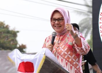 TOTABUAN.CO KOTAMOBAGU — Data Laporan Harta Kekayaan Penyelenggara Negara (LHKPN) Walikota Kotamobagu Tatong Bara yang dilaporkan ke Komisi Pemberantasan Korupsi (KPK) dinilai janggal. Diduga tidak semua data dilaporkan Walikota Kotamobagu dua periode itu ke KPK. Hal ini karena tidak sesuai dengan fakta yang ada. Menurut Ketua LSM Laskar Bogani Indonesia (LBI) Dolfi Paat, KPK diharapkan turun ke Kotamobagu untuk melakukan pemeriksaan terkait sumber penghasilan Tatong Bara. Sebab Dolfi menduga, banyak aset milik Walikota Kotamobagu Tatong Bara yang tidak dilaporkan. Berbeda dengan LHKPN Tahun 2021, justru LHKPN yang dilaporkan malah naik terjadi kenaikan mencapai 1 miliar lebih. Namun data Tahun 2022, justru susut 48 jutaan rupiah. "Kami menduga data yang dilaporkan banyak hal yang janggal. Data yang disuguhkan ke KPK, tidak seperti yang kita lihat saat ini,” kata Dolfi. Pada LHKPN yang dilaporkan Tahun 2022, harta Tatong turun kurang lebih 48 jutaan. Penurunan angka itu, tidak sesuai fakta yang kita lihat saat ini. Baca Juga:Harta Walikota Kotamobagu Tatong Bara Susut 48 Juta Dolfi menegaskan, kewajiban pejabat penyelenggara untuk melaporkan harta kekayaan termaktub di Undang-Undang (UU) Nomor 28 Tahun 1999. Pejabat yang punya kewajiban yakni mereka yang menjalankan fungsi eksekutif, legislatif, atau yudikatif. Salah satunya adalah Walikota Kotamobagu Tatong Bara. Dilihat dari data LHKPN, Tatong terakhir menyampaikan harta kekayaannya pada 21 Maret 2023 jumlahnya mencapai Rp13.174.790.935. Jumlah harta yang dilaporkan ini berbeda dengan laporan sebelumnya tahun 2021 yakni Rp13.223.625.723. Jika dihitung dari dua data yang dilaporkan, terjadi penyusutan 48 juta rupiah. “LBI justru patut mencurigai data yang dilaporkan ke KPK. Karena patut dicurigai pejabat negara punya kekayaan seperti itu dan patut diduga masih banyak aset yang diduga tidak dilaporkan,” kata Dolfi. LBI mendorong KPK untuk memeriksa semua pejabat di Pemkot Kotamobagu karena terbukti ada pejabat eselon III saja memiliki harta fantastis. "Bupati Bolmut Depri Pontoh dan Bupati Boltim Sam Sachrul Mamonto yang LHKPN kecil saja diperiksa. Kalau terjadi penyusutan harta harusnya sejak dari dulu," sentilnya. Kepala Inspektorat Kotamobagu Yusrin Mantali menjelaskan, penyusutan itu terjadi karena ada kenaikan pada aset tanah dan bangunan sebesar 1 Miliar. Hanya ada juga penyusutan di harta kendaraan dan mesin sekitar 50 juta. Selain itu kas dan setara kas cukup jauh penurunannya, sekitar 998 juta lebih. "Iya, kalau sesuai rilis KPK, ada penurunan di kas dan setara kas," kata Yusrin menjelaskan. Diakui kata Yusrin dari perbandingan LHKP 2021 dan 2022 terjadi penyusutan hanya 48 jutaan. “Iya, sesuai rilis KPK begitu,” ujarnya. Dilihat dari Laporan Harta Kekayaan Penyelenggara Negara (LHKPN), Tatong Bara terakhir kali menyampaikan harta kekayaannya pada 21 Maret 2023. Saat itu jumlahnya mencapai Rp 13.174.790.935. Jumlah harta yang dilaporkan ini berbeda dengan laporan pada tahun sebelumnya yakni Rp13.223.625.723 atau naik 1 miliar lebih dari sebelumnya, kini berdasarkan laporan, harta Tatong Bara turun Rp48 jutaan dan tinggal menjadi Rp13.174.790.935. Rincian harta Tatong Bara merupakan aset tanah dan bangunan senilai Rp 8.240.000.000, harta bergerak lainnya Rp3.900.000.000, kas setara kas Rp 457 jutaan. Selain itu, punya harta lainnya senilai Rp 300 jutaan. Kendati demikian Tatong Bara tidak memiliki hutang. Khusus isi garasinya, Tatong Bara memiliki alat transportasi dan mesin senilai Rp 325 juta. Bila dirinci, Tatong Bara memiliki mobil warisan Toyota Pick Up Tahun 2001, senilai Rp 45.000.0002. Honda CRV Jeep Tahun 2002, juga warisan senilai Rp 80.000.000. Honda Accord Sedan Tahun 2006, merupakan hasil sendiri senilai Rp140.000.000. Dan terakhir Toyota Vios 1.5G/Sedan Tahun 2001, hasil sendiri senilai Rp60.000.000. Tatong Bara tercatat terpilih sebagai Walikota Kotamobagu dua kali. Pertama pada periode 2013–2018 dan kedua periode 2018–2023. Sebelumnya, Ia menjabat sebagai Wakil Wali Kota Kotamobagu periode 2008–2013. Tatong juga tercatat sebagai politisi Partai Nasdem yang saat ini berencana akan maju Pileg DPR RI. (*)