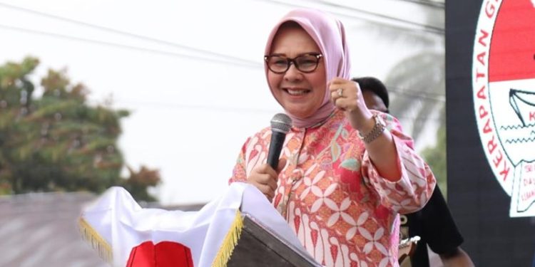 TOTABUAN.CO KOTAMOBAGU — Data Laporan Harta Kekayaan Penyelenggara Negara (LHKPN) Walikota Kotamobagu Tatong Bara yang dilaporkan ke Komisi Pemberantasan Korupsi (KPK) dinilai janggal. Diduga tidak semua data dilaporkan Walikota Kotamobagu dua periode itu ke KPK. Hal ini karena tidak sesuai dengan fakta yang ada. Menurut Ketua LSM Laskar Bogani Indonesia (LBI) Dolfi Paat, KPK diharapkan turun ke Kotamobagu untuk melakukan pemeriksaan terkait sumber penghasilan Tatong Bara. Sebab Dolfi menduga, banyak aset milik Walikota Kotamobagu Tatong Bara yang tidak dilaporkan. Berbeda dengan LHKPN Tahun 2021, justru LHKPN yang dilaporkan malah naik terjadi kenaikan mencapai 1 miliar lebih. Namun data Tahun 2022, justru susut 48 jutaan rupiah. "Kami menduga data yang dilaporkan banyak hal yang janggal. Data yang disuguhkan ke KPK, tidak seperti yang kita lihat saat ini,” kata Dolfi. Pada LHKPN yang dilaporkan Tahun 2022, harta Tatong turun kurang lebih 48 jutaan. Penurunan angka itu, tidak sesuai fakta yang kita lihat saat ini. Baca Juga:Harta Walikota Kotamobagu Tatong Bara Susut 48 Juta Dolfi menegaskan, kewajiban pejabat penyelenggara untuk melaporkan harta kekayaan termaktub di Undang-Undang (UU) Nomor 28 Tahun 1999. Pejabat yang punya kewajiban yakni mereka yang menjalankan fungsi eksekutif, legislatif, atau yudikatif. Salah satunya adalah Walikota Kotamobagu Tatong Bara. Dilihat dari data LHKPN, Tatong terakhir menyampaikan harta kekayaannya pada 21 Maret 2023 jumlahnya mencapai Rp13.174.790.935. Jumlah harta yang dilaporkan ini berbeda dengan laporan sebelumnya tahun 2021 yakni Rp13.223.625.723. Jika dihitung dari dua data yang dilaporkan, terjadi penyusutan 48 juta rupiah. “LBI justru patut mencurigai data yang dilaporkan ke KPK. Karena patut dicurigai pejabat negara punya kekayaan seperti itu dan patut diduga masih banyak aset yang diduga tidak dilaporkan,” kata Dolfi. LBI mendorong KPK untuk memeriksa semua pejabat di Pemkot Kotamobagu karena terbukti ada pejabat eselon III saja memiliki harta fantastis. "Bupati Bolmut Depri Pontoh dan Bupati Boltim Sam Sachrul Mamonto yang LHKPN kecil saja diperiksa. Kalau terjadi penyusutan harta harusnya sejak dari dulu," sentilnya. Kepala Inspektorat Kotamobagu Yusrin Mantali menjelaskan, penyusutan itu terjadi karena ada kenaikan pada aset tanah dan bangunan sebesar 1 Miliar. Hanya ada juga penyusutan di harta kendaraan dan mesin sekitar 50 juta. Selain itu kas dan setara kas cukup jauh penurunannya, sekitar 998 juta lebih. "Iya, kalau sesuai rilis KPK, ada penurunan di kas dan setara kas," kata Yusrin menjelaskan. Diakui kata Yusrin dari perbandingan LHKP 2021 dan 2022 terjadi penyusutan hanya 48 jutaan. “Iya, sesuai rilis KPK begitu,” ujarnya. Dilihat dari Laporan Harta Kekayaan Penyelenggara Negara (LHKPN), Tatong Bara terakhir kali menyampaikan harta kekayaannya pada 21 Maret 2023. Saat itu jumlahnya mencapai Rp 13.174.790.935. Jumlah harta yang dilaporkan ini berbeda dengan laporan pada tahun sebelumnya yakni Rp13.223.625.723 atau naik 1 miliar lebih dari sebelumnya, kini berdasarkan laporan, harta Tatong Bara turun Rp48 jutaan dan tinggal menjadi Rp13.174.790.935. Rincian harta Tatong Bara merupakan aset tanah dan bangunan senilai Rp 8.240.000.000, harta bergerak lainnya Rp3.900.000.000, kas setara kas Rp 457 jutaan. Selain itu, punya harta lainnya senilai Rp 300 jutaan. Kendati demikian Tatong Bara tidak memiliki hutang. Khusus isi garasinya, Tatong Bara memiliki alat transportasi dan mesin senilai Rp 325 juta. Bila dirinci, Tatong Bara memiliki mobil warisan Toyota Pick Up Tahun 2001, senilai Rp 45.000.0002. Honda CRV Jeep Tahun 2002, juga warisan senilai Rp 80.000.000. Honda Accord Sedan Tahun 2006, merupakan hasil sendiri senilai Rp140.000.000. Dan terakhir Toyota Vios 1.5G/Sedan Tahun 2001, hasil sendiri senilai Rp60.000.000. Tatong Bara tercatat terpilih sebagai Walikota Kotamobagu dua kali. Pertama pada periode 2013–2018 dan kedua periode 2018–2023. Sebelumnya, Ia menjabat sebagai Wakil Wali Kota Kotamobagu periode 2008–2013. Tatong juga tercatat sebagai politisi Partai Nasdem yang saat ini berencana akan maju Pileg DPR RI. (*)